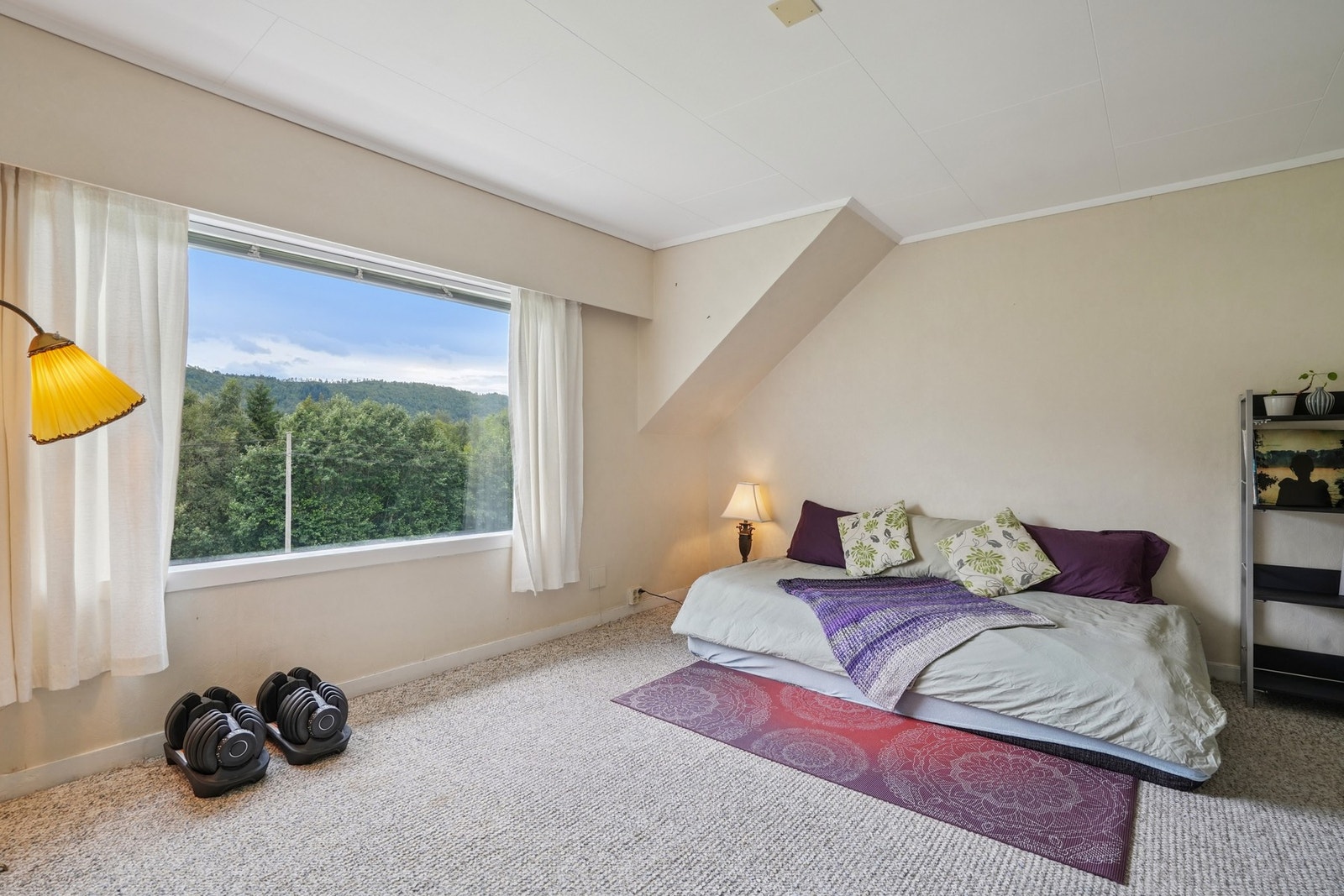 Her er det god plass til tv-kroken med tilhørende sofa, et praktisk og fleksibelt rom med mange bruksmuligheter. Galleribilde