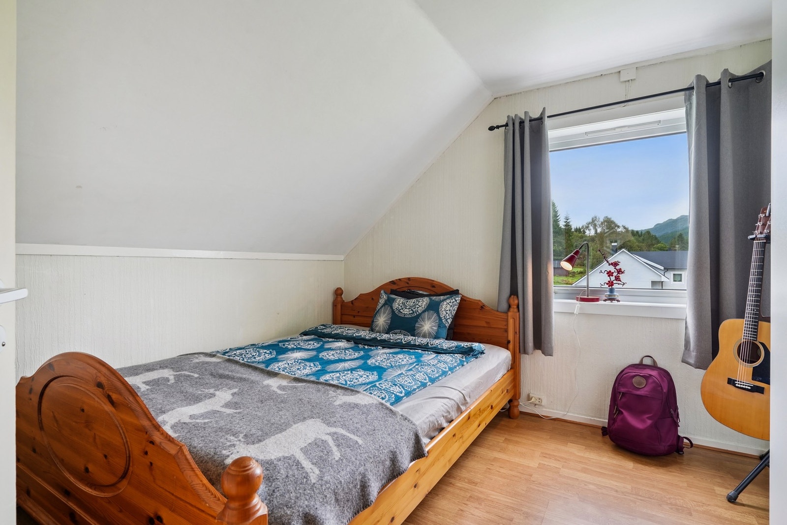 Soverommene er plassert i loftsetasjen og er romslige av seg, med god plass til ønsket sengestørrelse og tilhørende møblement. Galleribilde