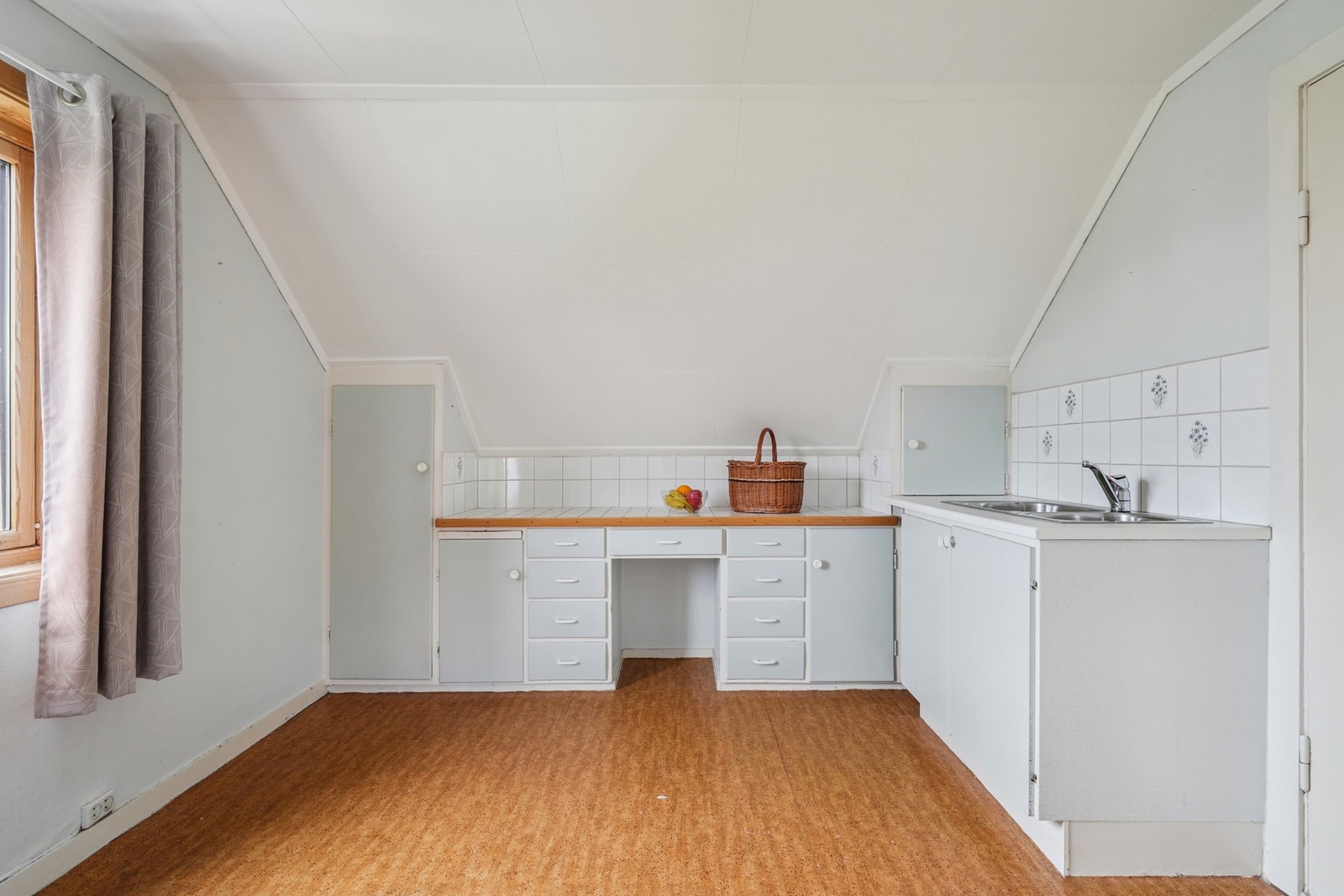 - som har eldre plassbygd innredning. Kjøkkenet er ikke brukt i dag, og det er heller ikke tilkoblet vann. Galleribilde