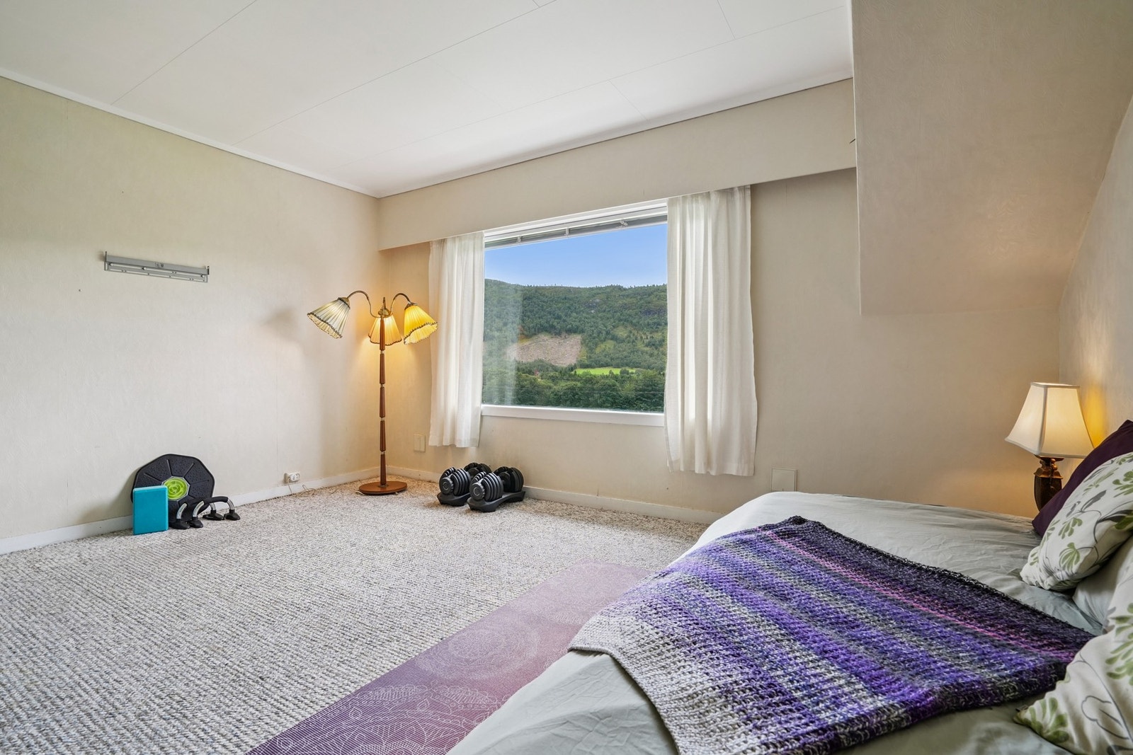 Loftsstuen er romslig av seg og et ideelt oppholdssted for ungdommen i huset - et eget fristed hvor de kan trekke seg tilbake. Galleribilde