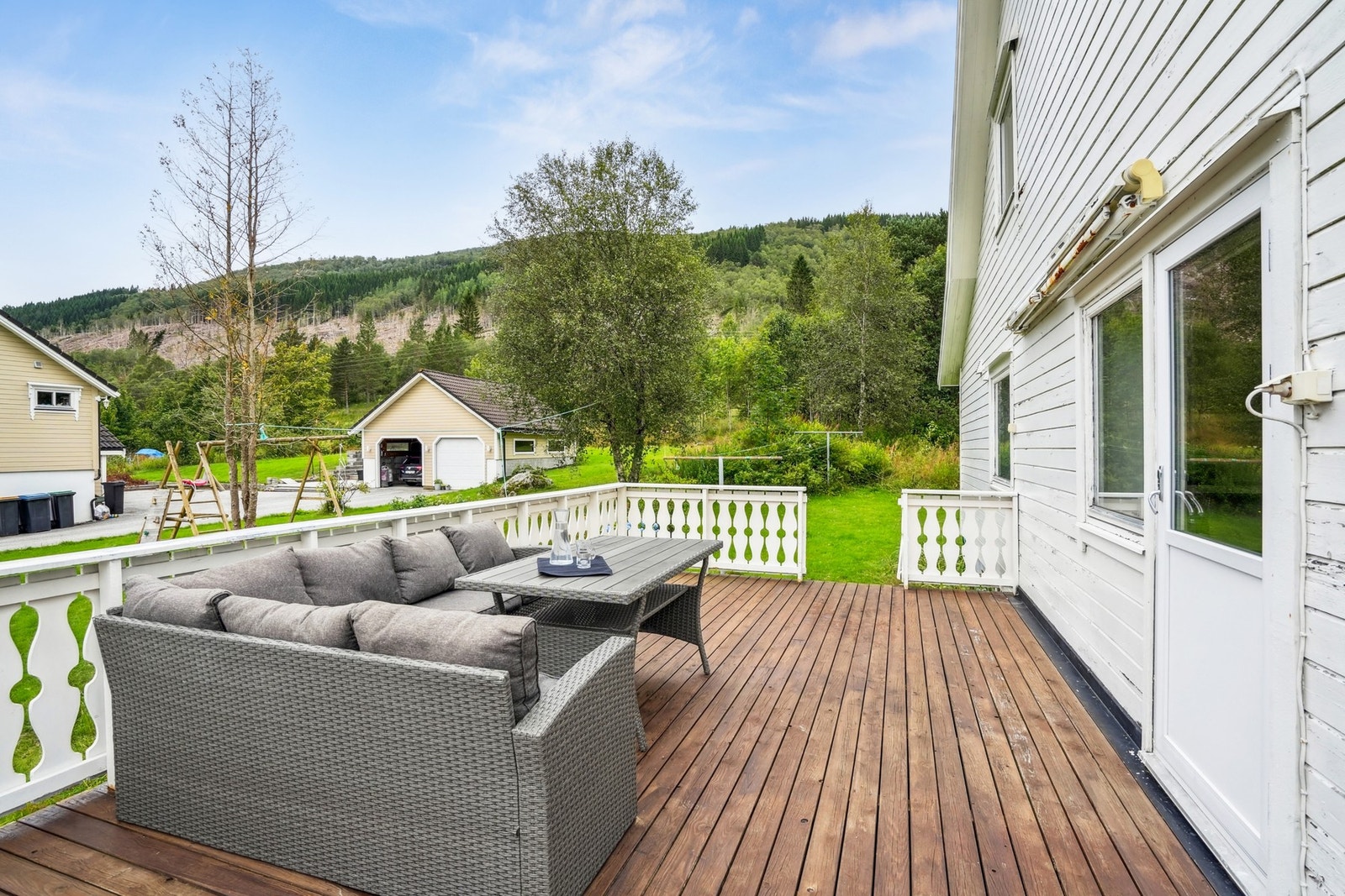 Her er det god plass til både utemøblene og grillen på sommerstid - et ypperlig samlingssted for familie og venner. Galleribilde