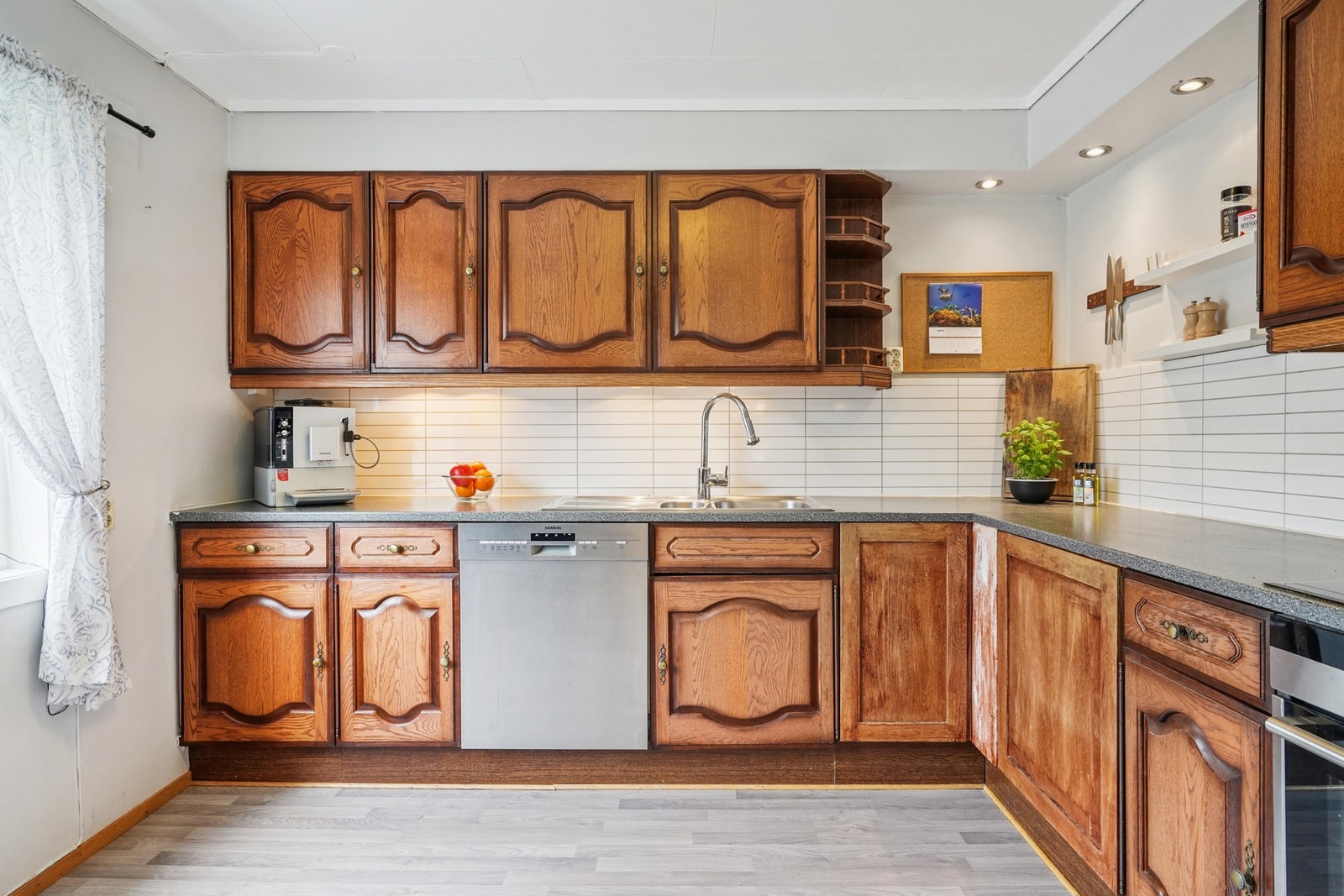 Kjøkkenet er av god størrelse, og har rikelig med skap- og skuffeplass, samt gode overflater til matlagingen. Galleribilde