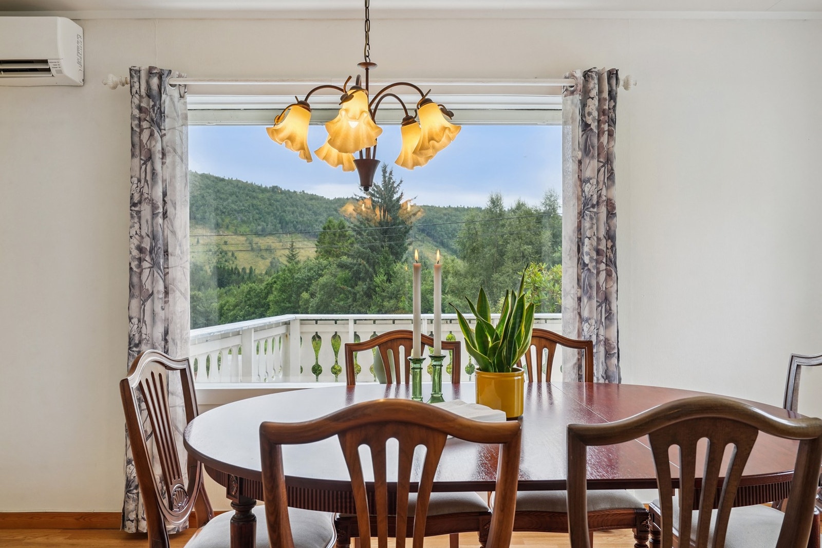 Stuen er lys og trivelig, med store vindusflater som bidrar til godt med lysinnslipp og trekker inn de naturskjønne omgivelsene på nært hold. Galleribilde