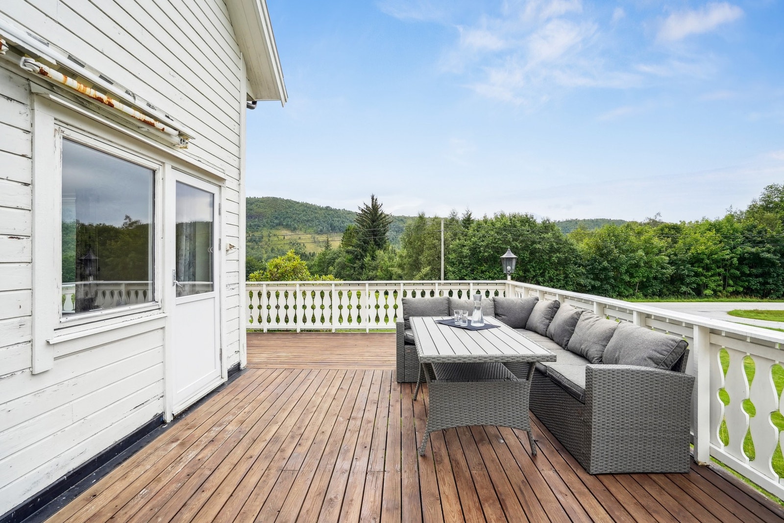 En flott solterrasse hvor varme dager kan nytes ute. Galleribilde