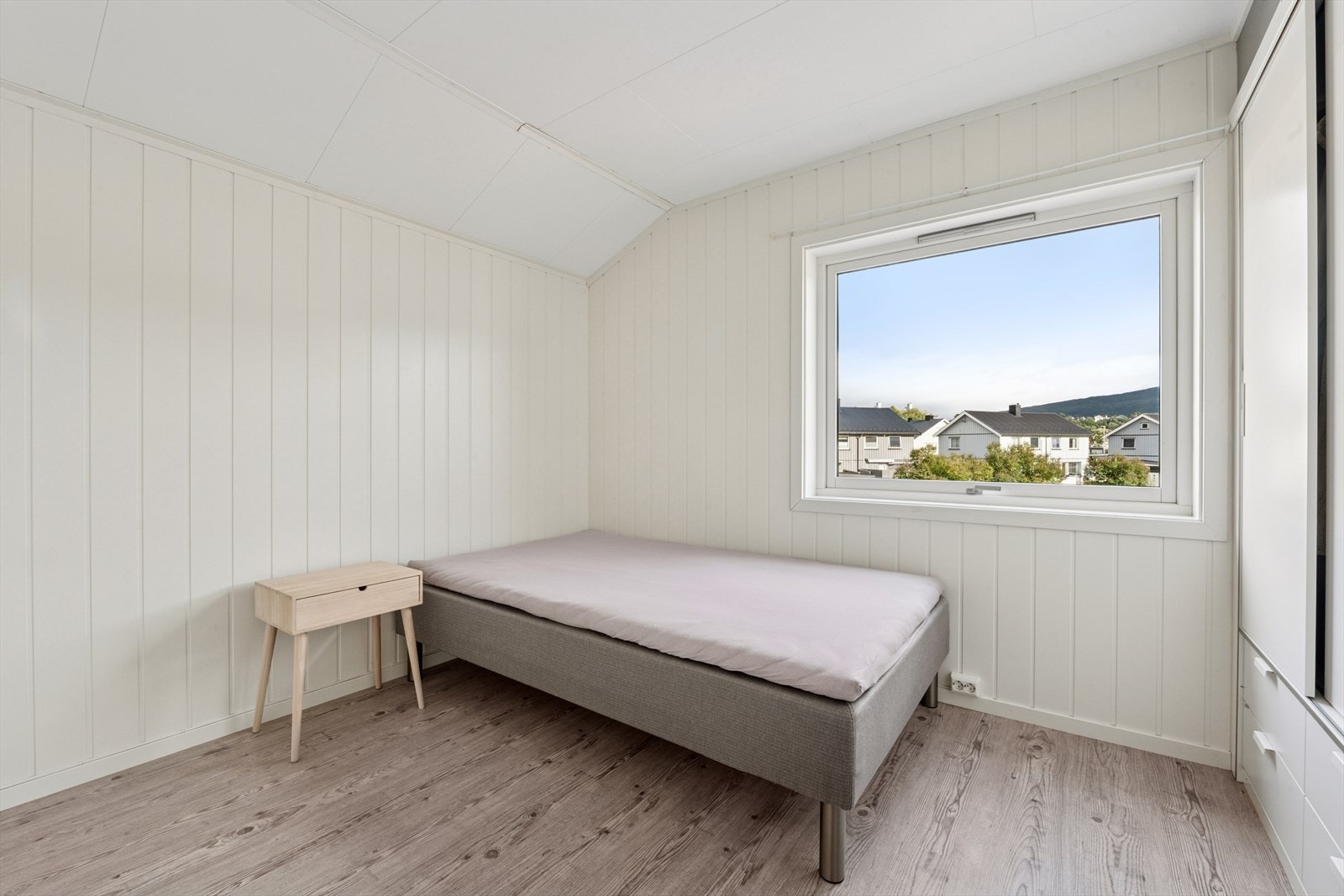 Soverom 2 med garderobe Galleribilde