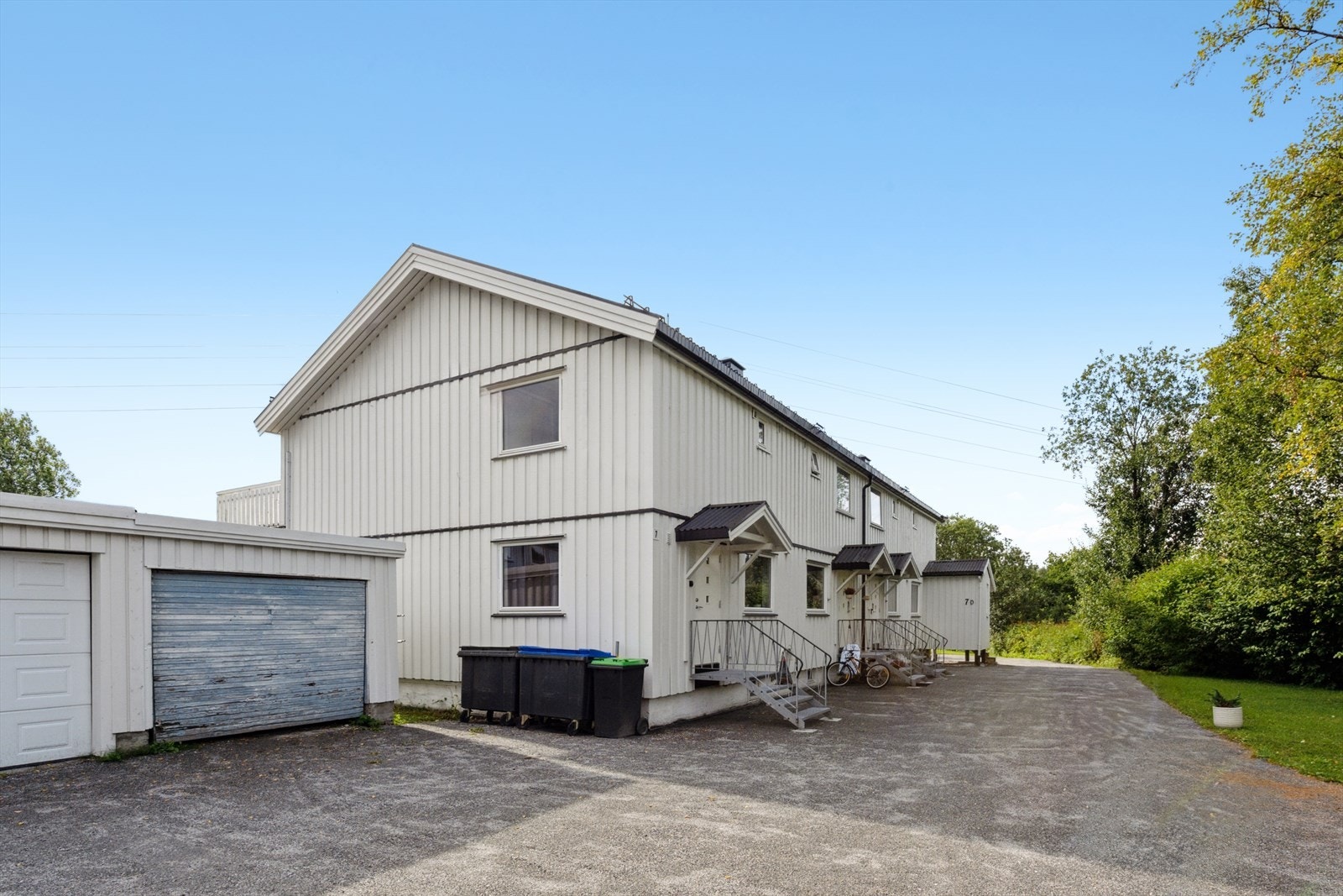 Boligen er en tiltalende enderekkehus med egen garasje i rekke. Galleribilde