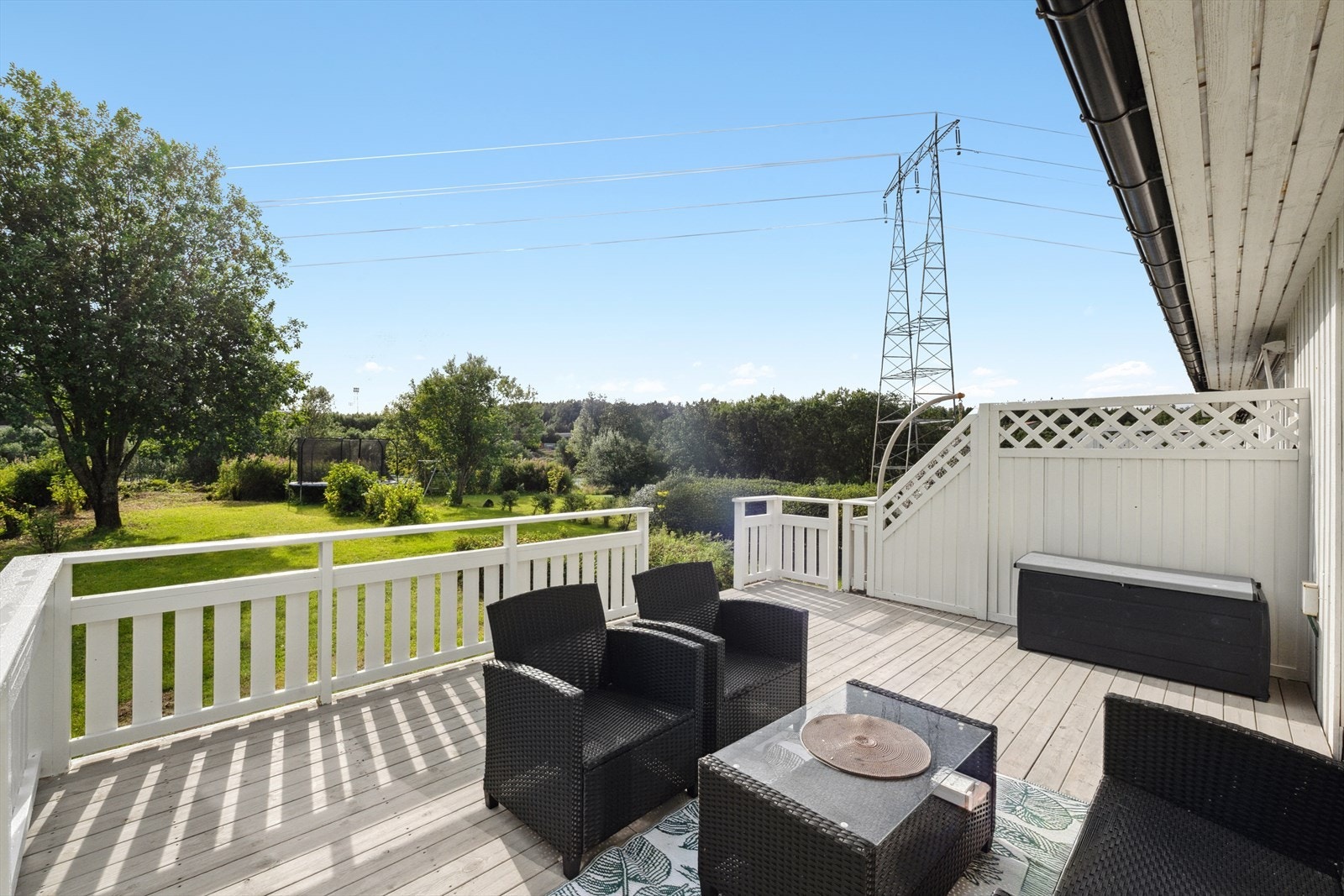 Fra stuen har du direkte adkomst til terrassen. Her er det god plass til møblement, enten det skulle være grill, spisebord eller sittegruppe. Galleribilde