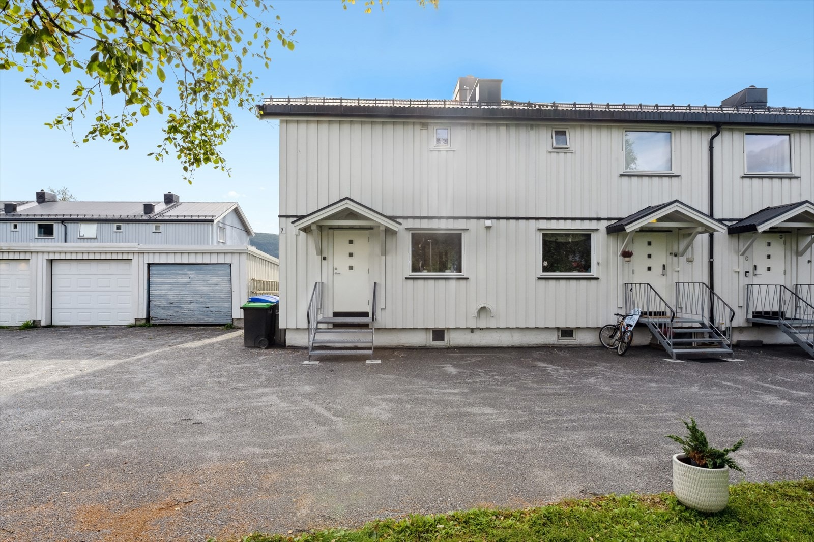 Overbygget inngangsparti og garasje Galleribilde