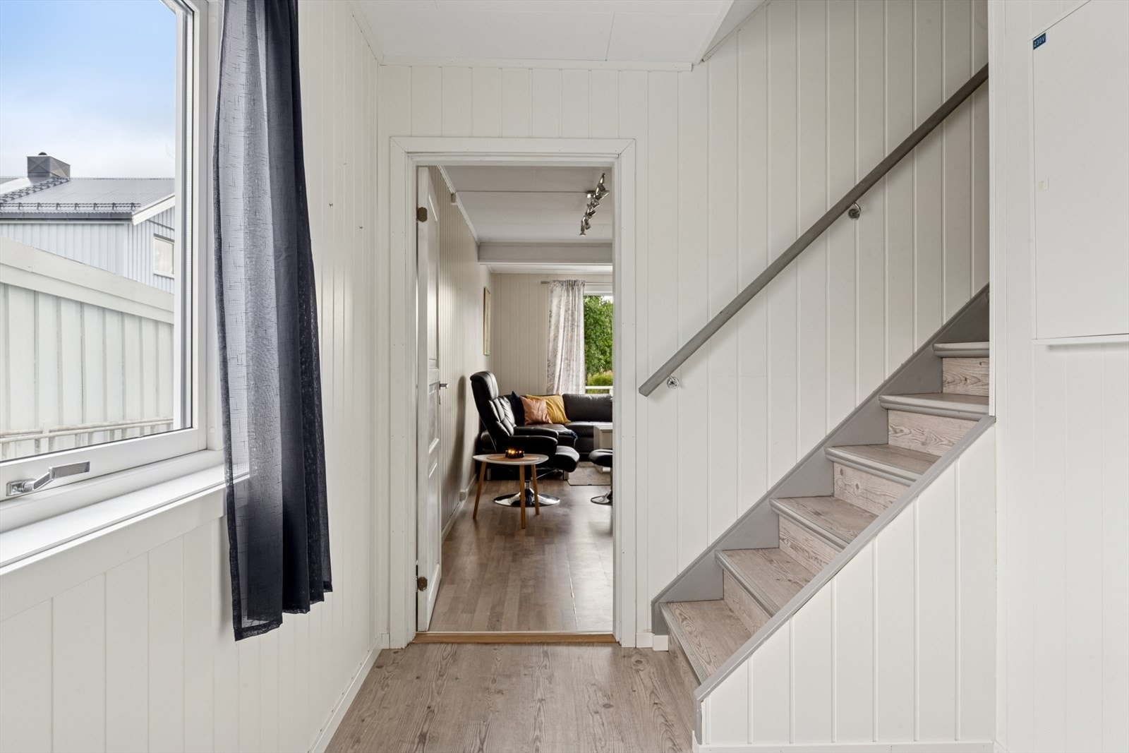 Fra entreen har du adkomst til stue og kjøkken, samt oppgang til 2. etasjen. Galleribilde