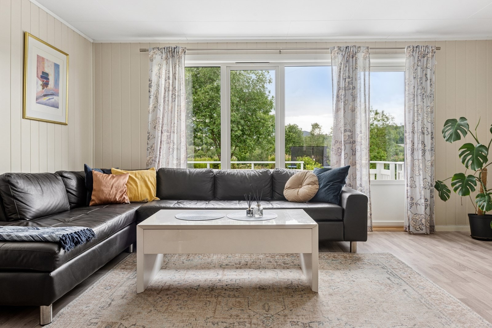 Det er direkte utgang til terrassen og hagen fra stuen. Galleribilde