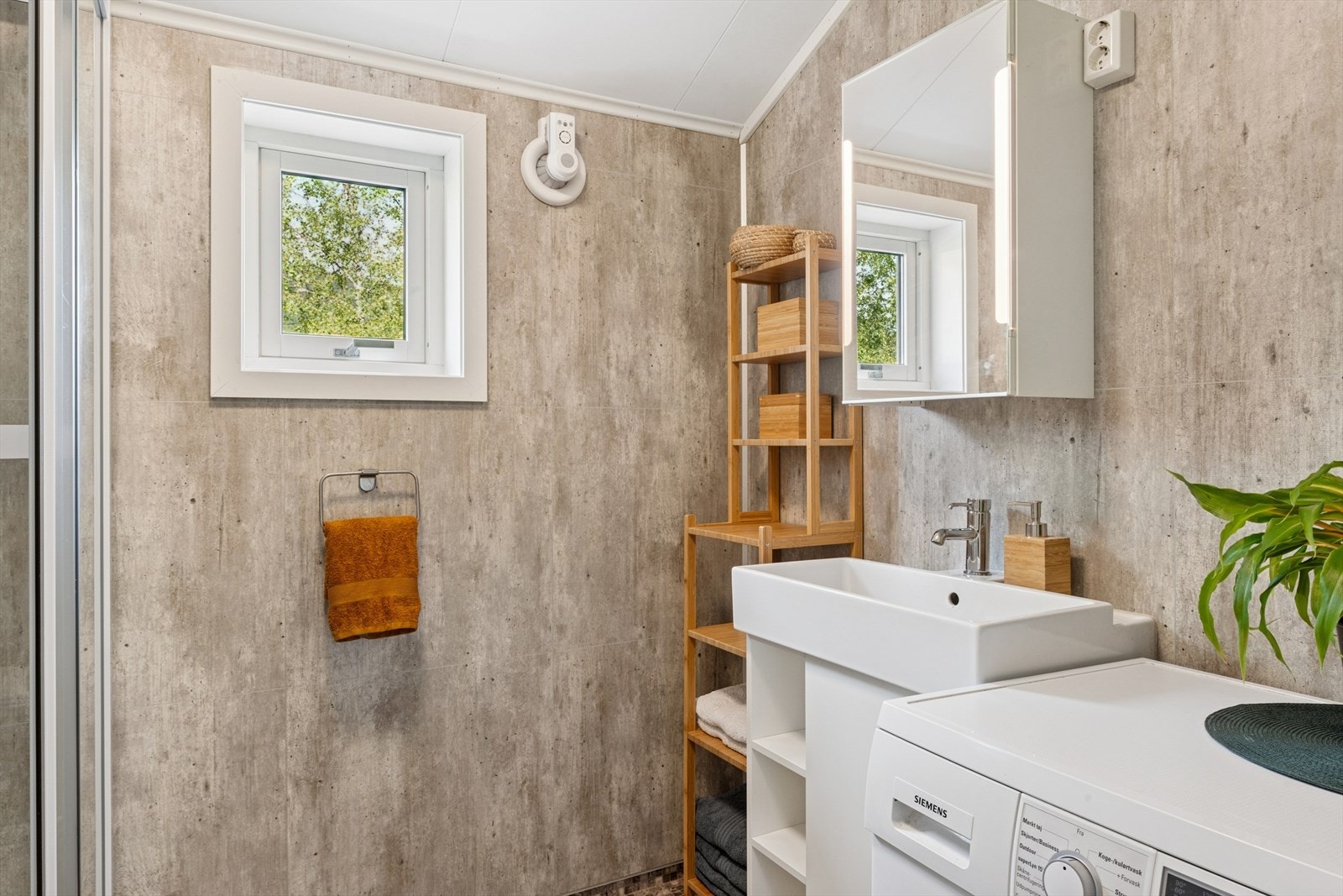 Badet ble renovert og utvidet i 2017 av firma. Badet er moderne praktisk innredet med baderomsinnredning, dusjkabinett, vegghengt toalett og opplegg for vaskemaskin. Galleribilde