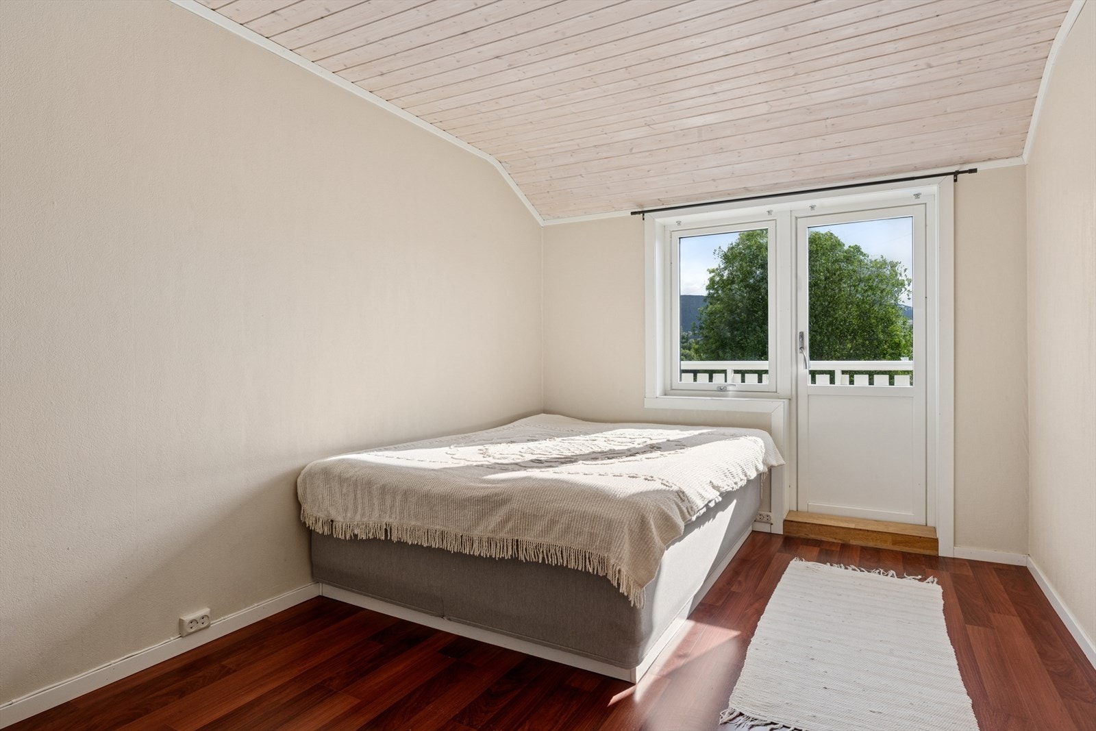 Hovedsoverommet har plass til seng og garderobe. Utgang til en egen balkong på ca. 12 m² Galleribilde