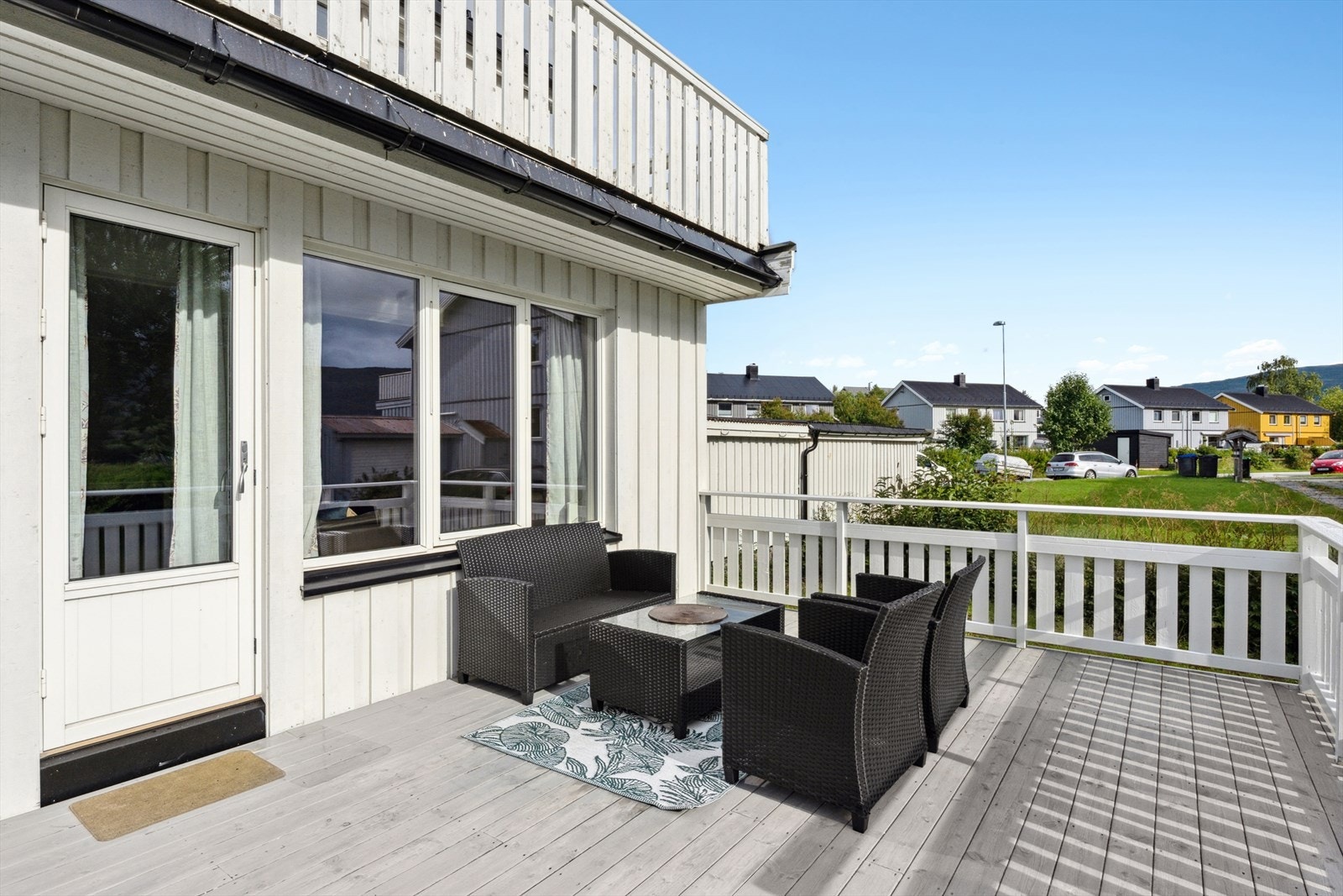 Med flotte solforhold og direkte tilgang til hagen har man er godt med boltreplass for uteaktiviteter. Galleribilde