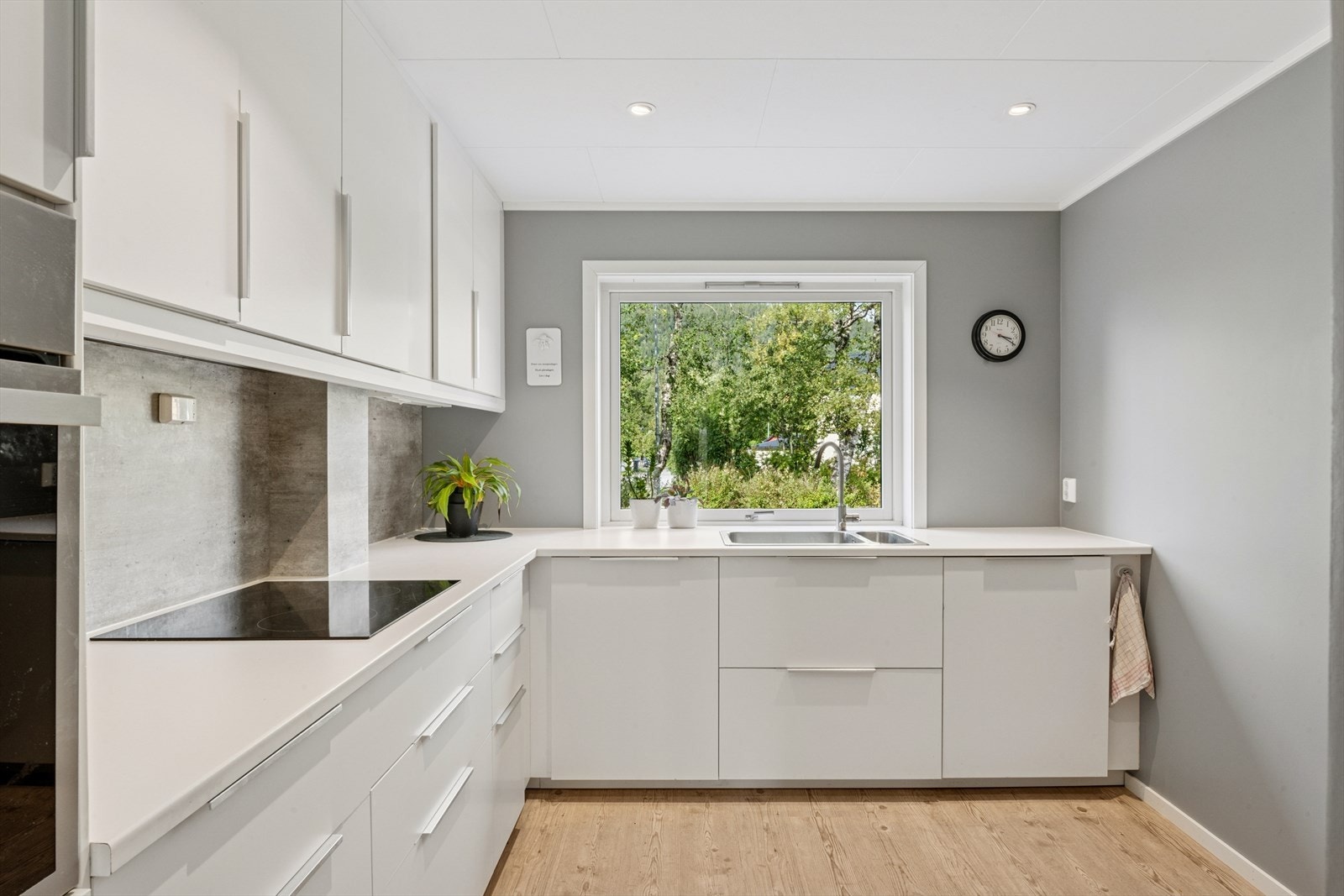 Under det store vinduet, som slipper inn rikelig med naturlig lys, finner man en romslig vask i stål med ett-greps blandebatteri. Galleribilde