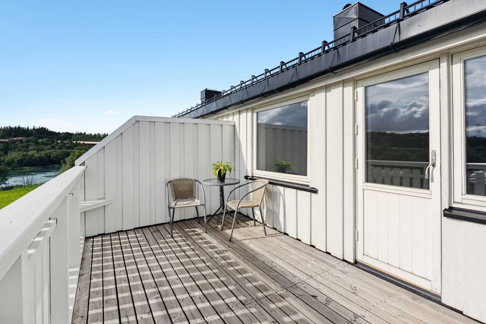 Balkongen i 2. etasjen har god plass til en hyggelig sittegruppe, perfekt for å nyte morgenkaffen eller rolige kvelder med utsikt over de idylliske omgivelsene. Galleribilde