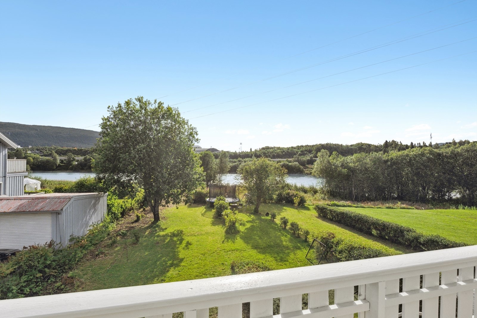 Flott utsikt mot elva og omgivelsene Galleribilde