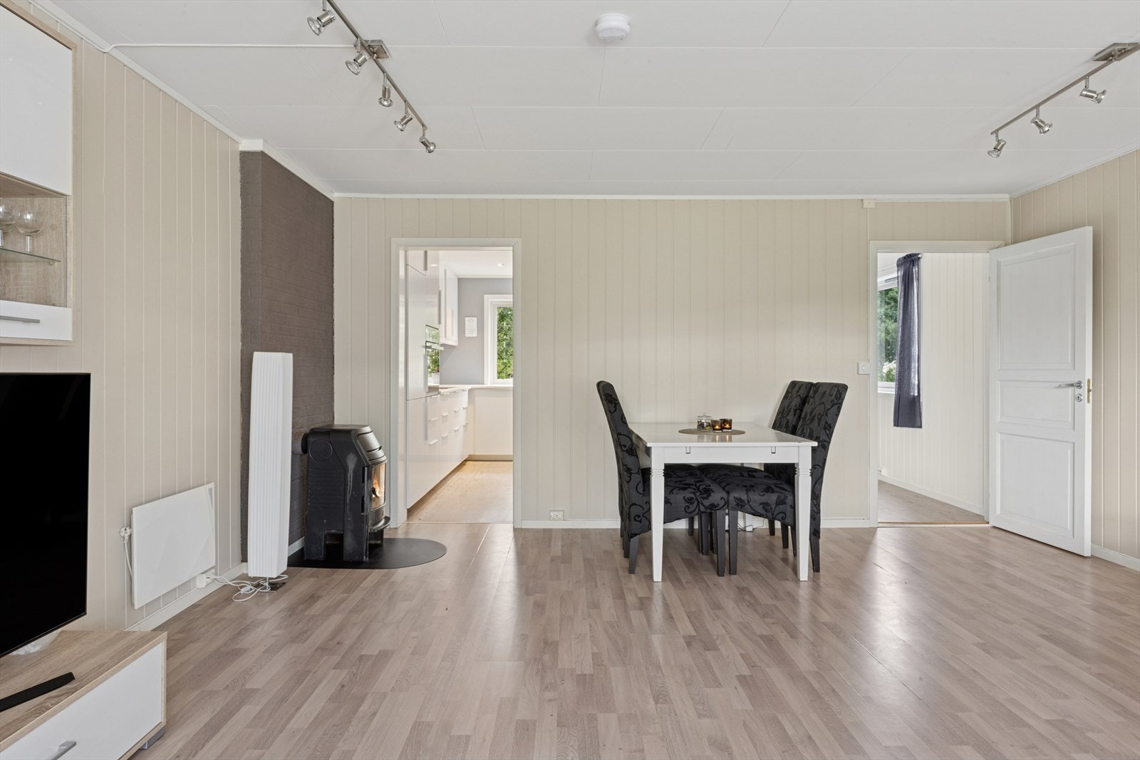 Her får du en romslig stue med god plass til både sofagruppe og spisestue - et naturlig samlingspunkt for familie og venner Galleribilde