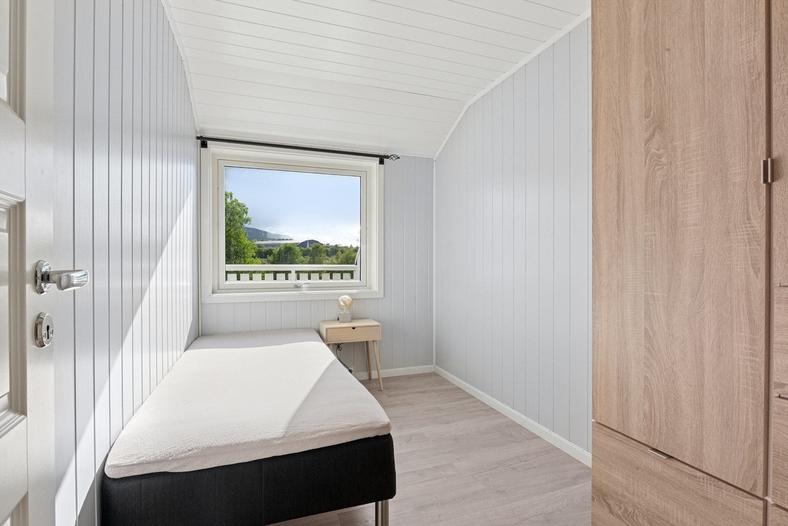 Soverom 3 med seng og garderobe Galleribilde