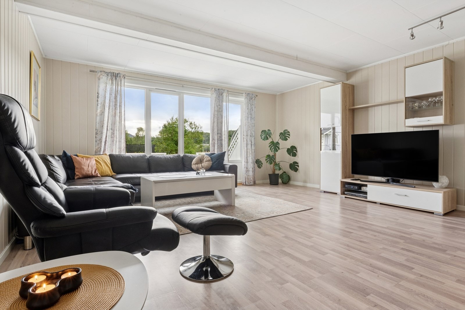 De store vindusflatene slipper inn rikelig med naturlig lys og skaper en luftig atmosfære Galleribilde