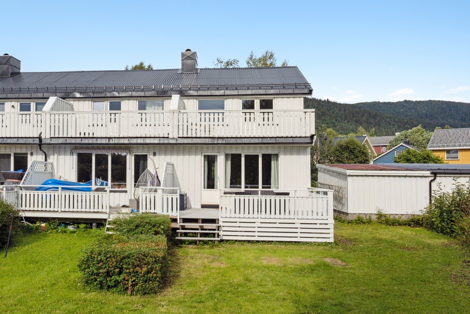 Fine hage med terrasse og flotte uteareale Galleribilde