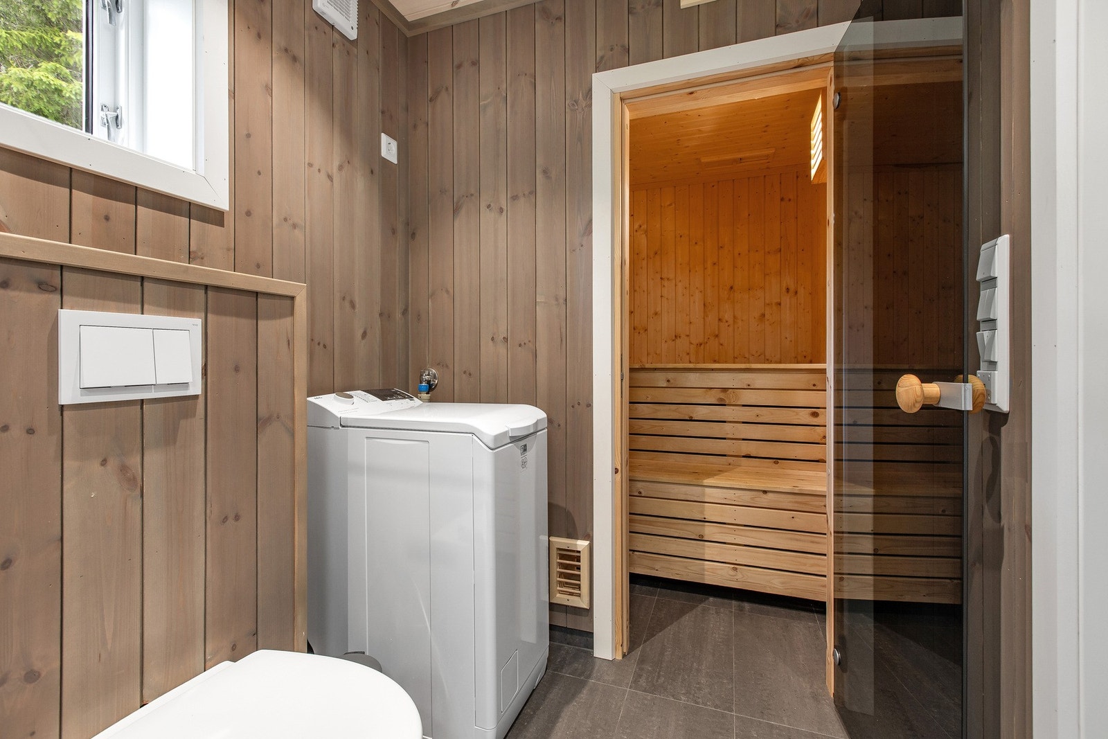 Praktisk bad med vaskemaskin og direkte inngang til badstue. Galleribilde