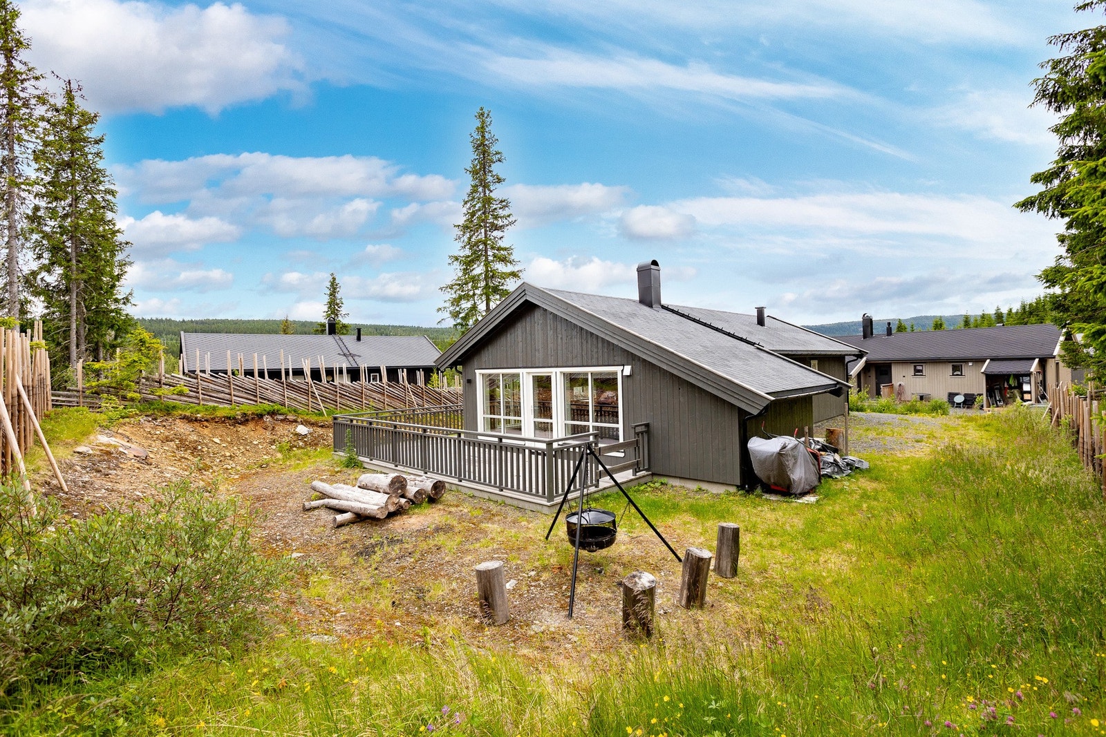 Solrik terrasse med hyggelig uteområde og bålpanne. Galleribilde