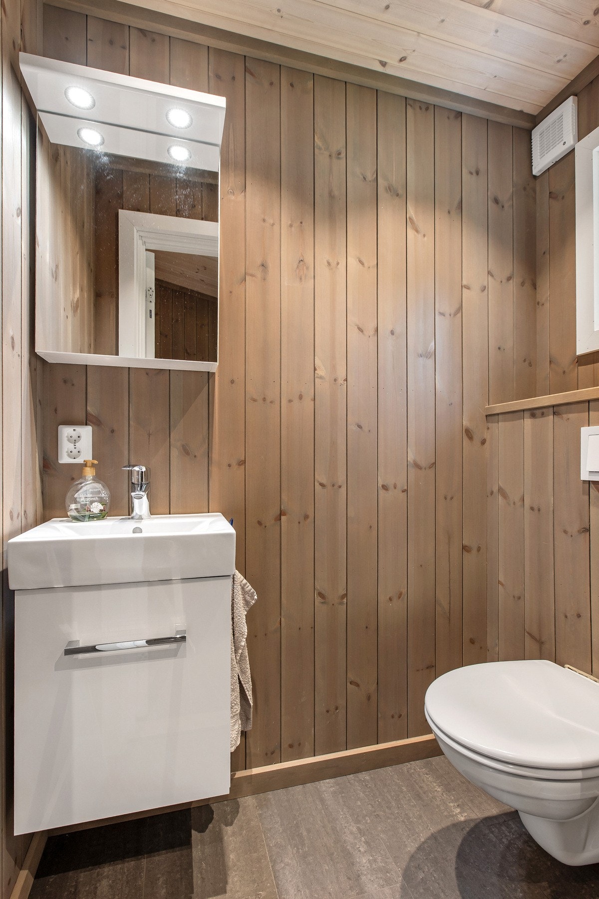 Moderne toalettrom med servant og speil med belysning. Galleribilde