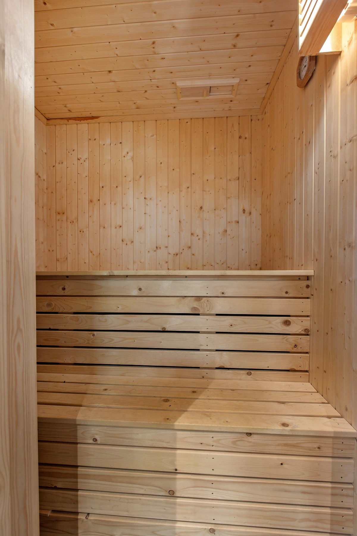 Innbydende badstue med plassbygde benker - perfekt etter en dag ute. Galleribilde