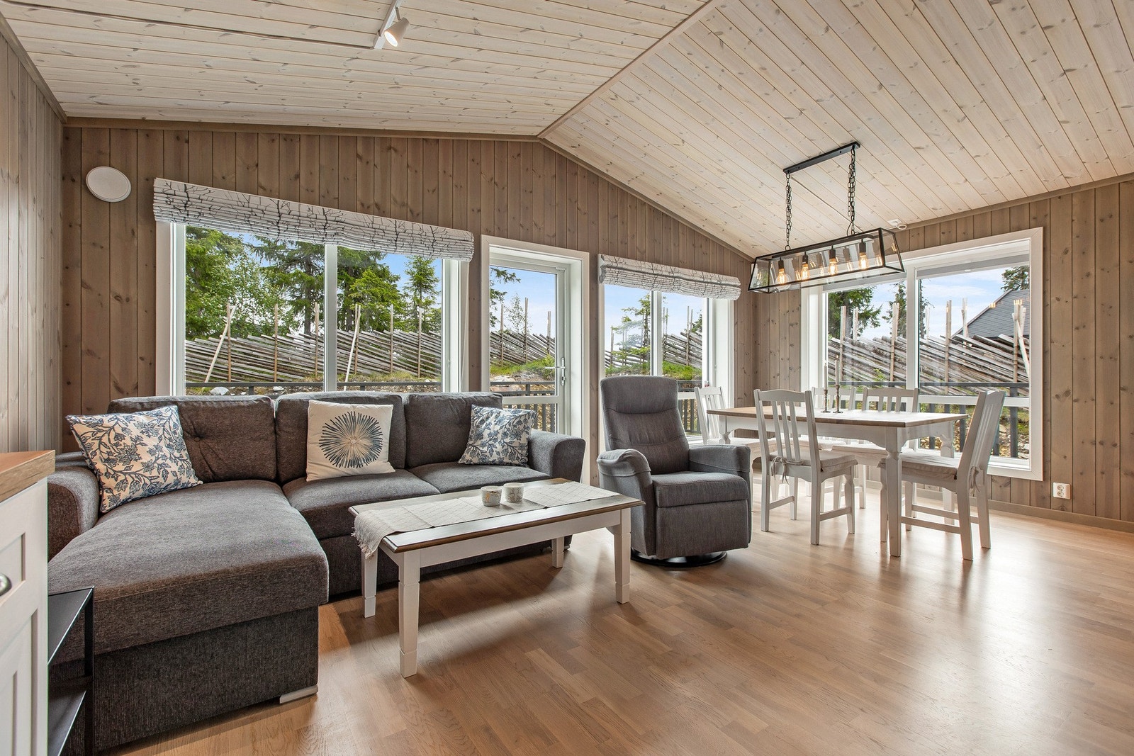 God plass til hele familien - spisebord og sofagruppe i en åpen og praktisk løsning. Galleribilde