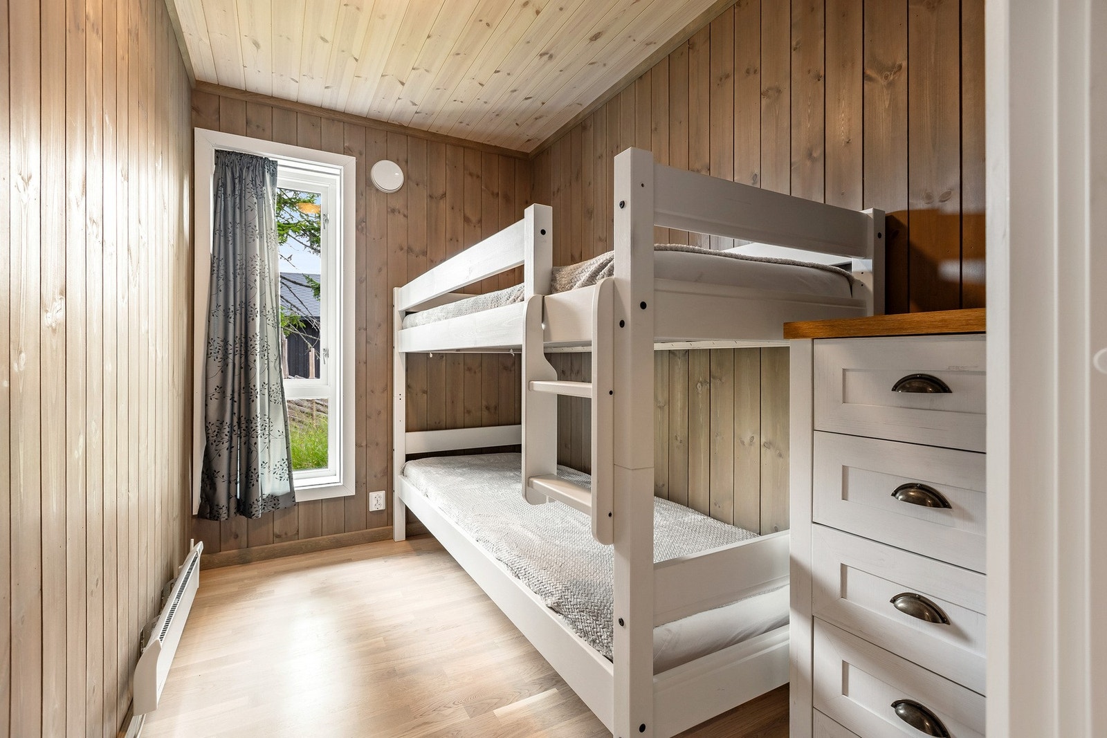 Ytterligere soverom med køyeseng og flott lysinnslipp. Galleribilde