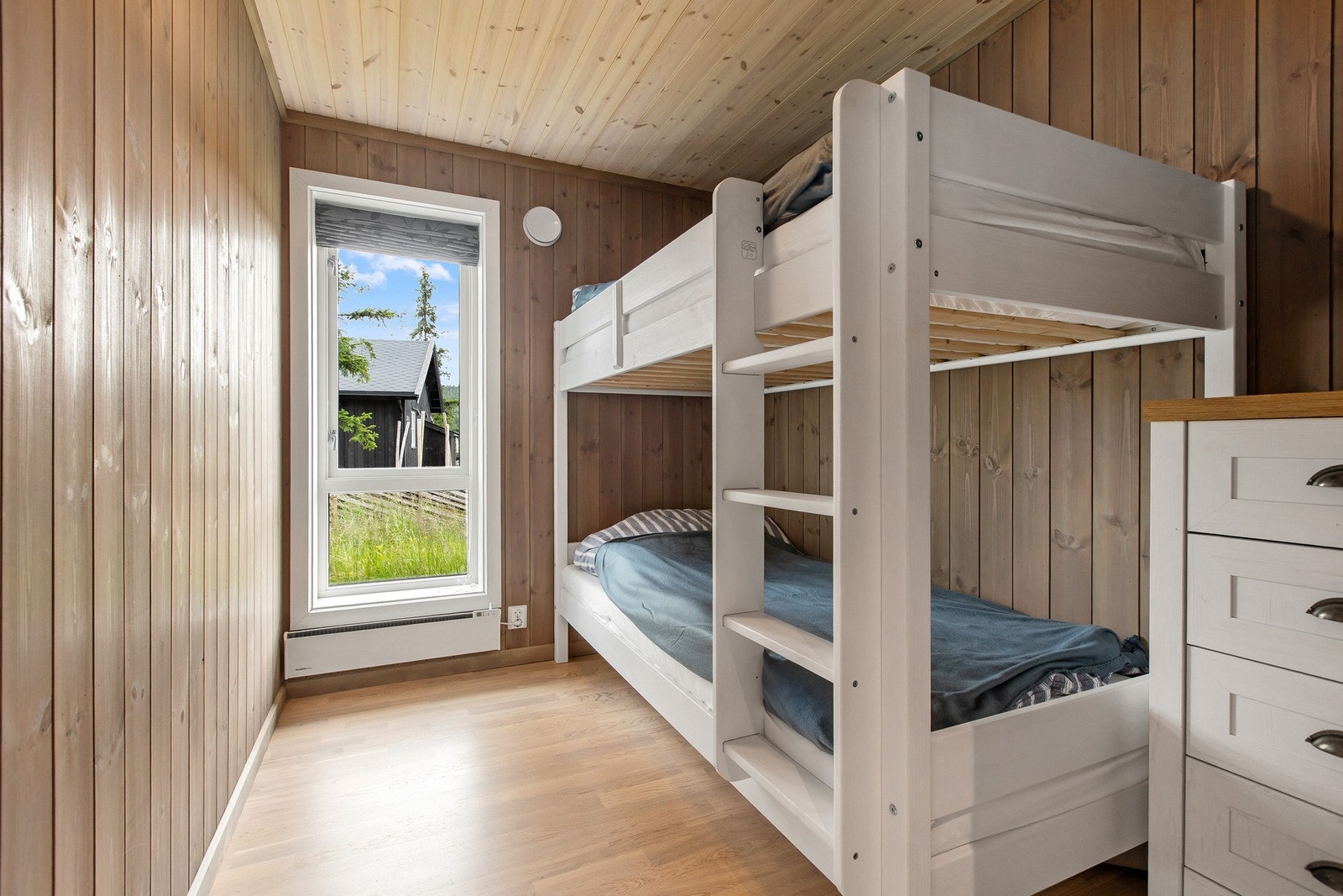 Praktisk rom med køyeseng og god oppbevaringsplass. Galleribilde