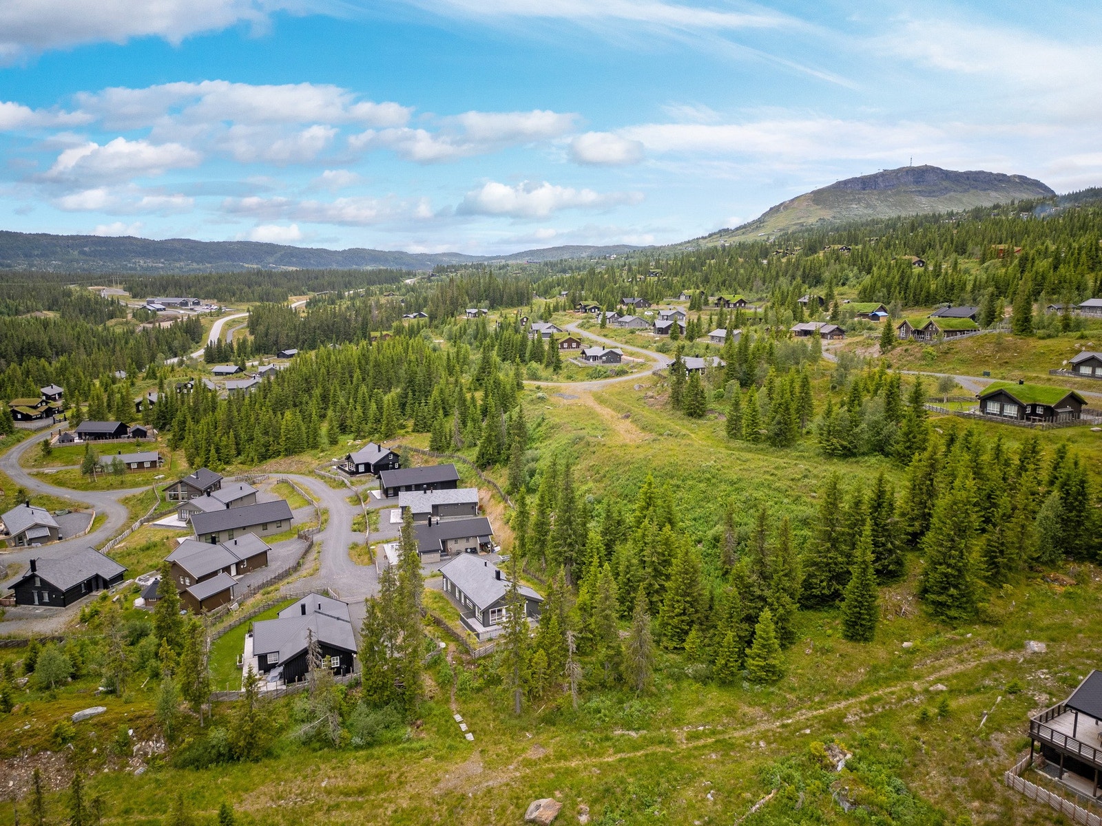 Flott utsyn over området med fjell og naturopplevelser i alle retninger. Galleribilde