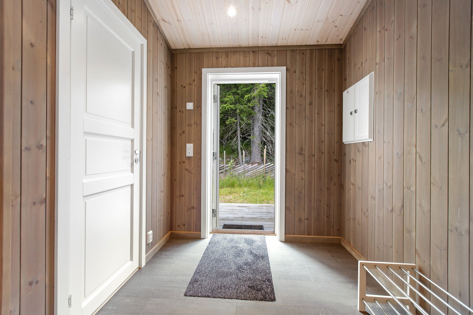 Velkommen inn! Flislagt inngangsparti med plass til yttertøy og sko. Galleribilde