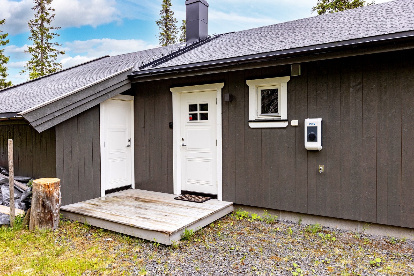 Praktisk inngang med overbygd trapp og separat boddør. Galleribilde