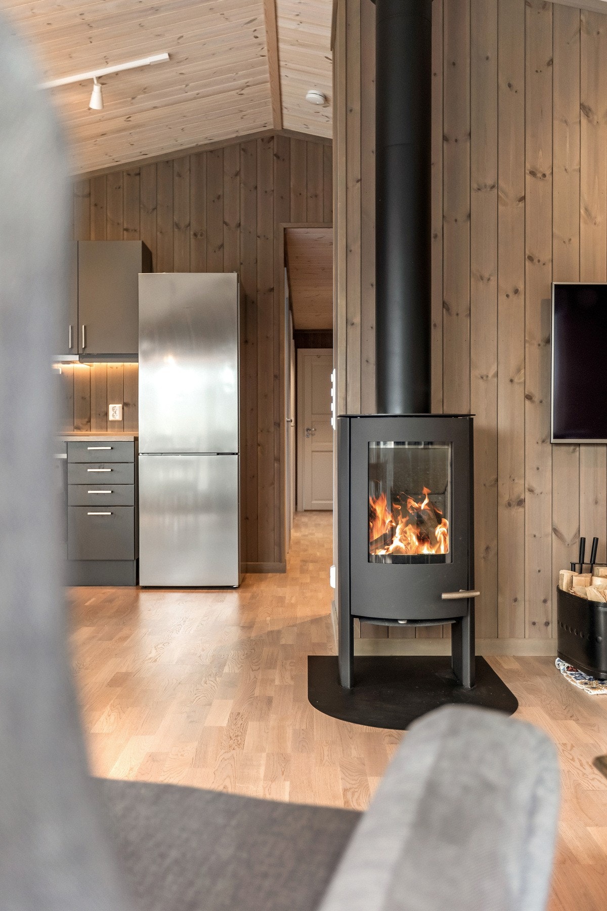 Rommet har en lun og koselig atmosfære med vedovn som gir både varme og stemning. Galleribilde
