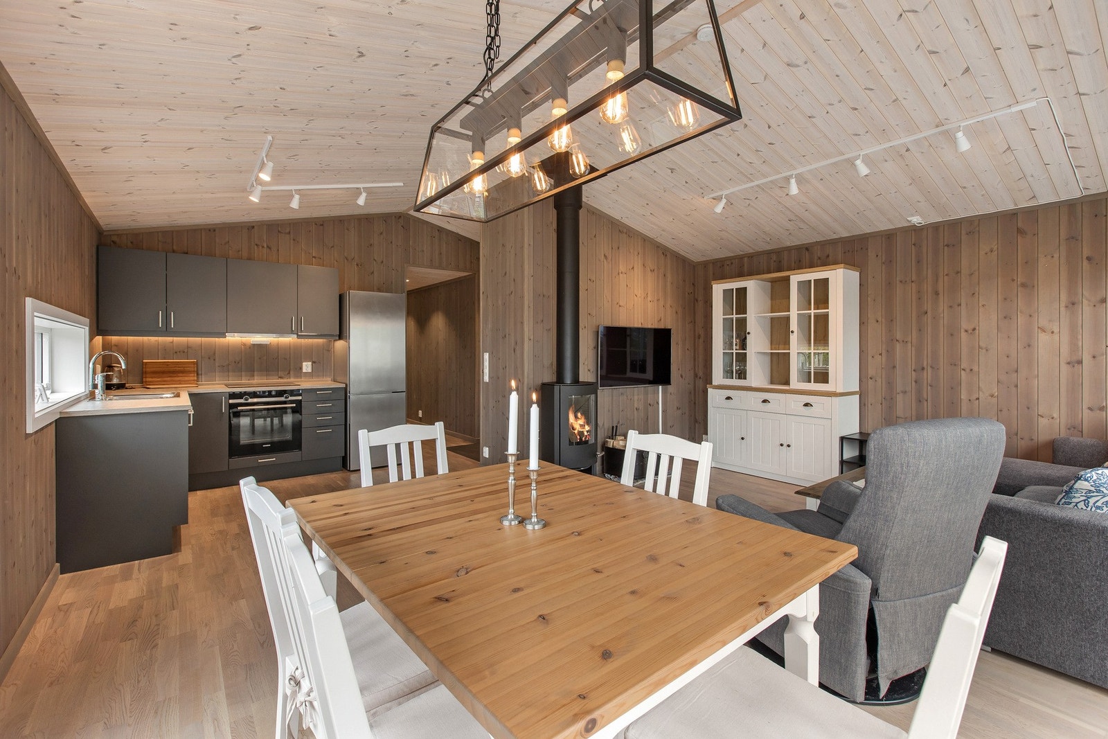 Åpen og sosial planløsning mellom kjøkken, spiseplass og stue gir god romfølelse og naturlig flyt i hytta. Galleribilde