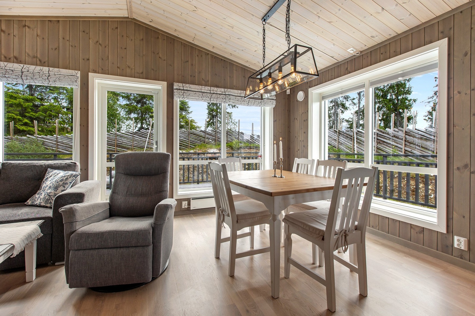 Stilfull spiseplass med utsikt over naturen - perfekt for hyggelige måltider med familie og venner. Galleribilde