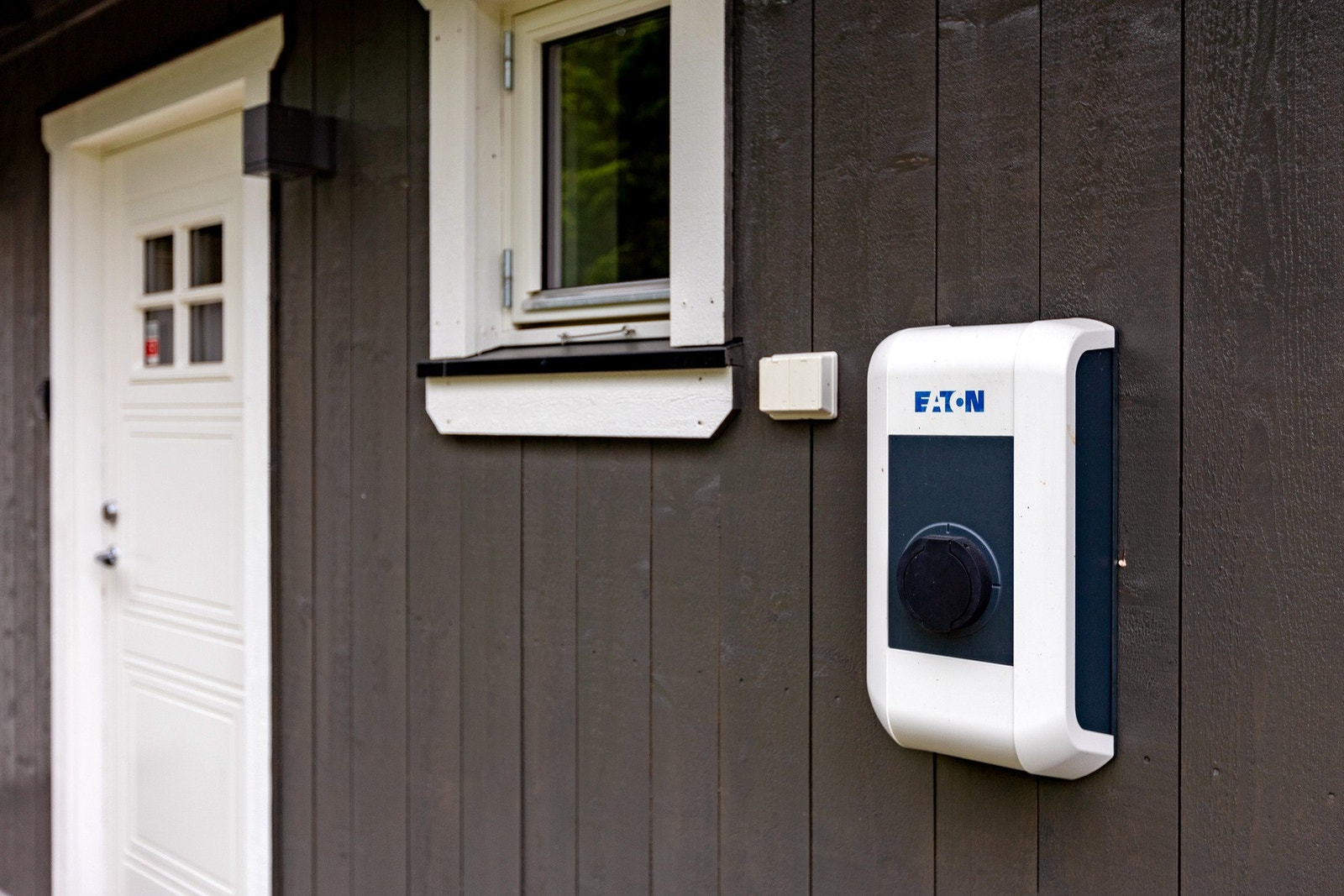 Montert elbillader gir fleksibel og moderne ladeløsning. Galleribilde