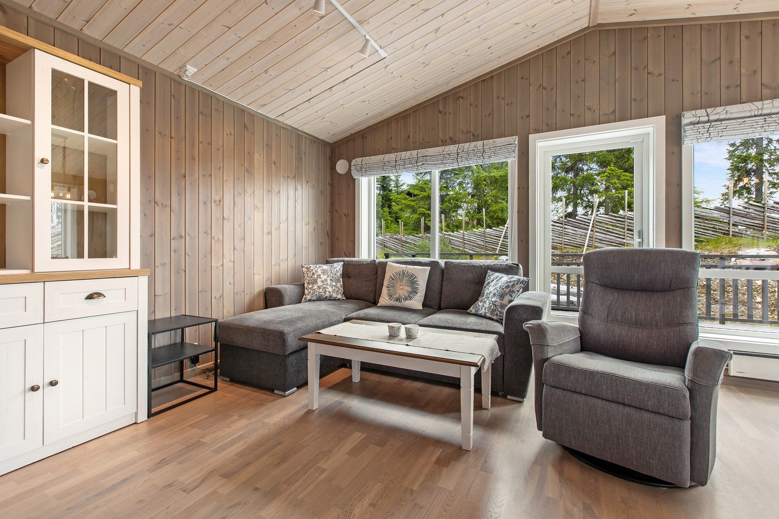 Lys og luftig stue med store vindusflater og god plass til sofagruppe og lenestoler. Galleribilde