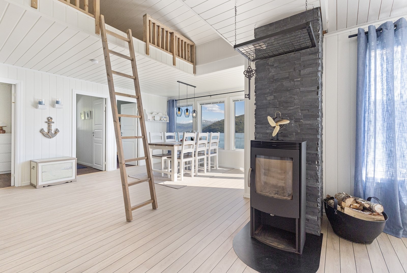 Flott vedovn med pipe som er belagt med kleberstein. Galleribilde