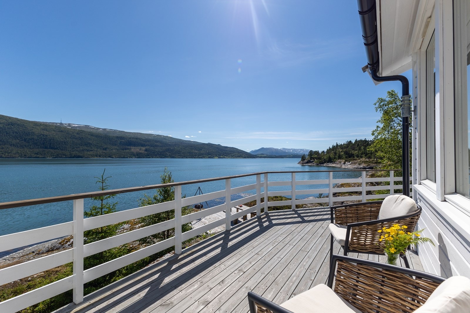 Det er ca. 70 m² terrasse. Galleribilde