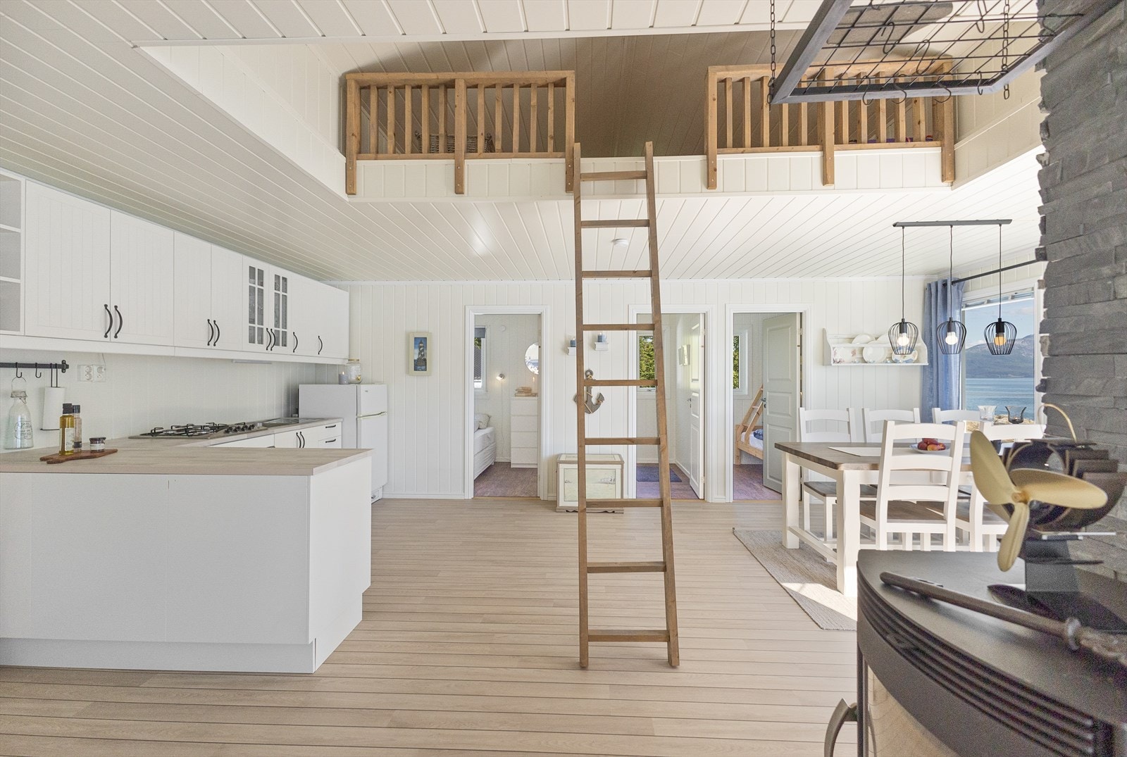 Hems på ca. 16kvm ALH(ikke måleverdig areal) Der er det flere soveplasser. Galleribilde