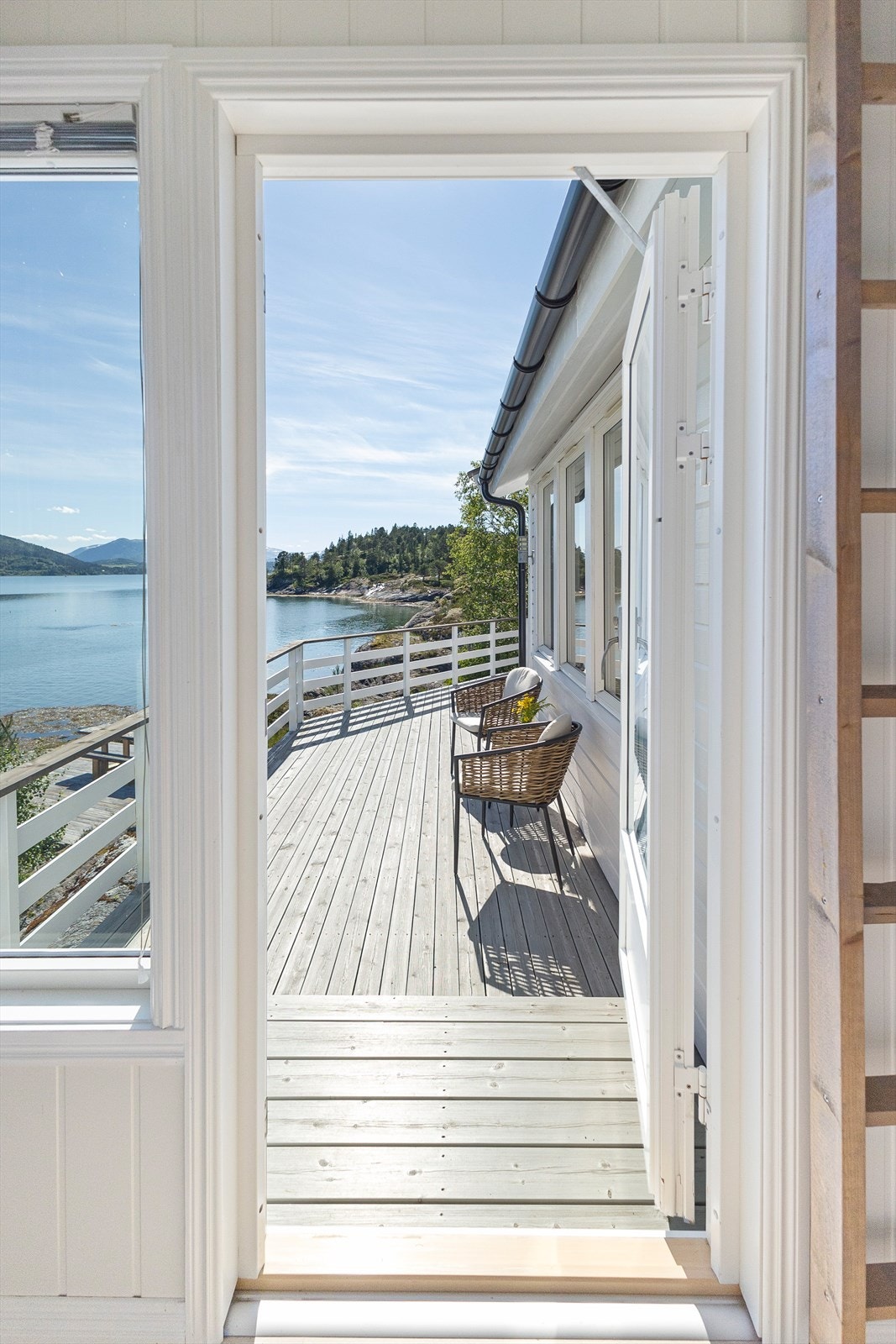 Det er lagt vekt på å ha store vindusflater mot utsiktsdelen på hytta. Galleribilde