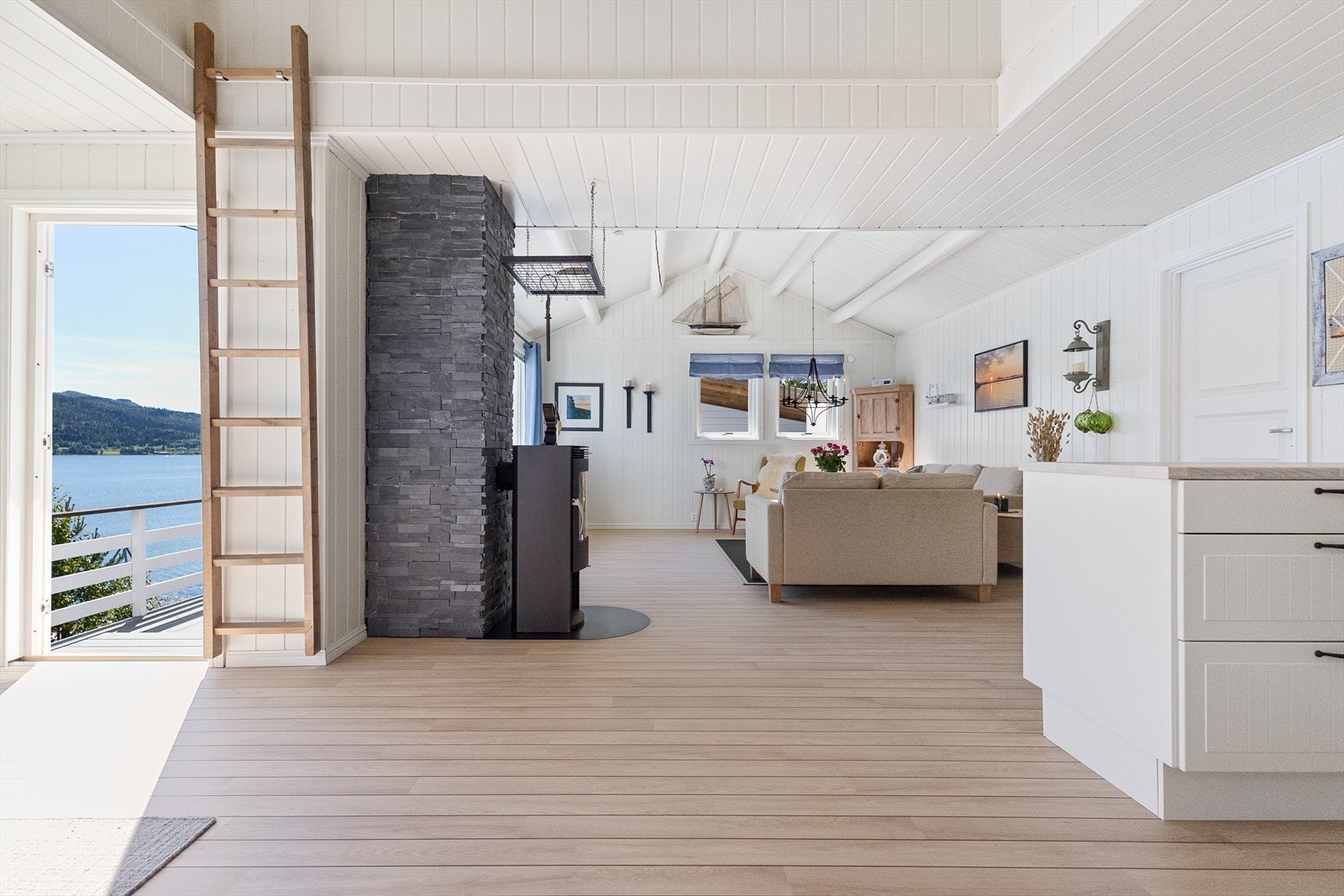 Romslig stue, utført i pent nordisk design. Galleribilde