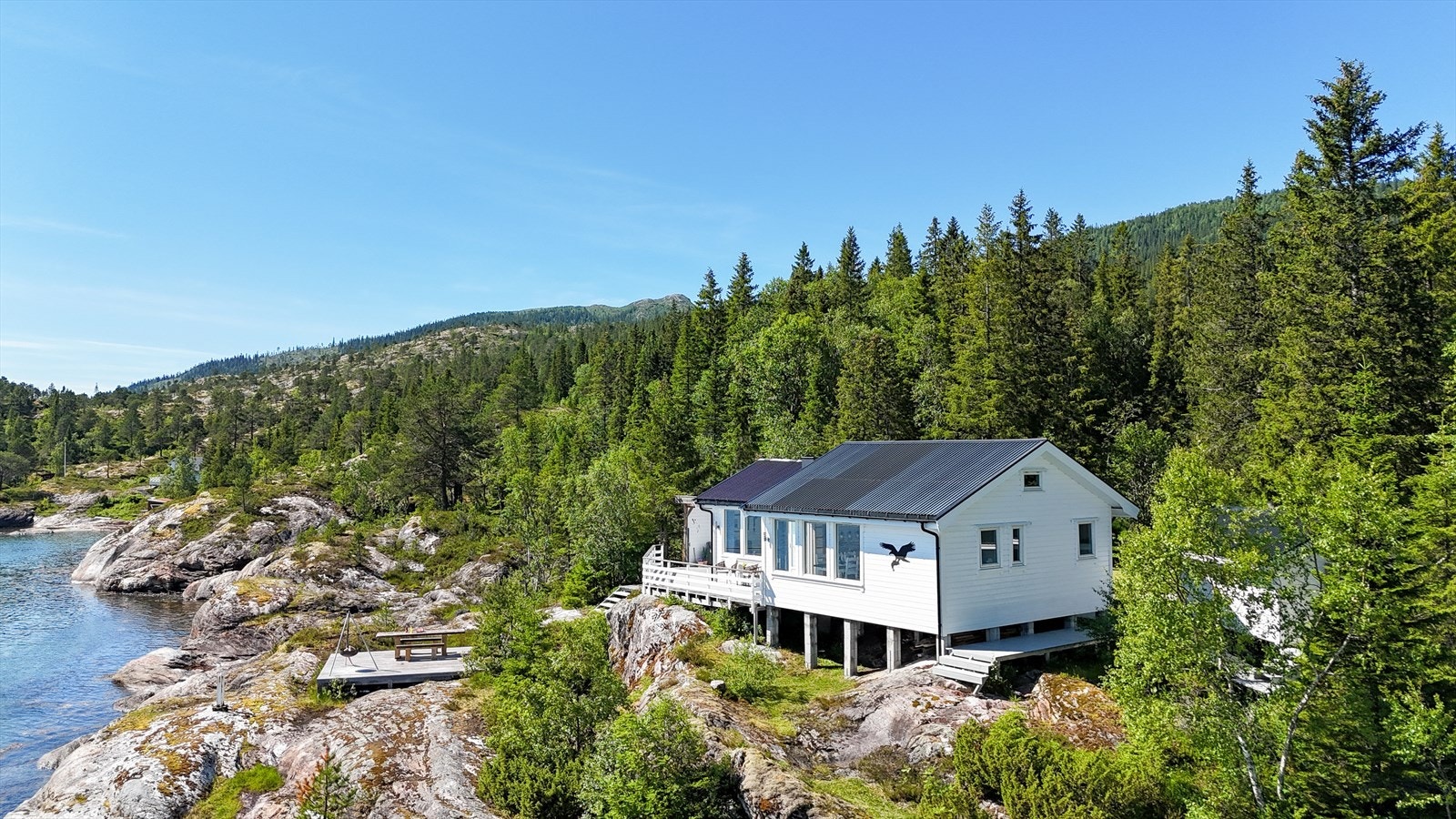 "Her er det stille og nydelig utsikt. Samtidig er det fine turmuligheter i fjellet. Det går skogsvei opp til Brennbergan med fantastisk utsikt" Galleribilde