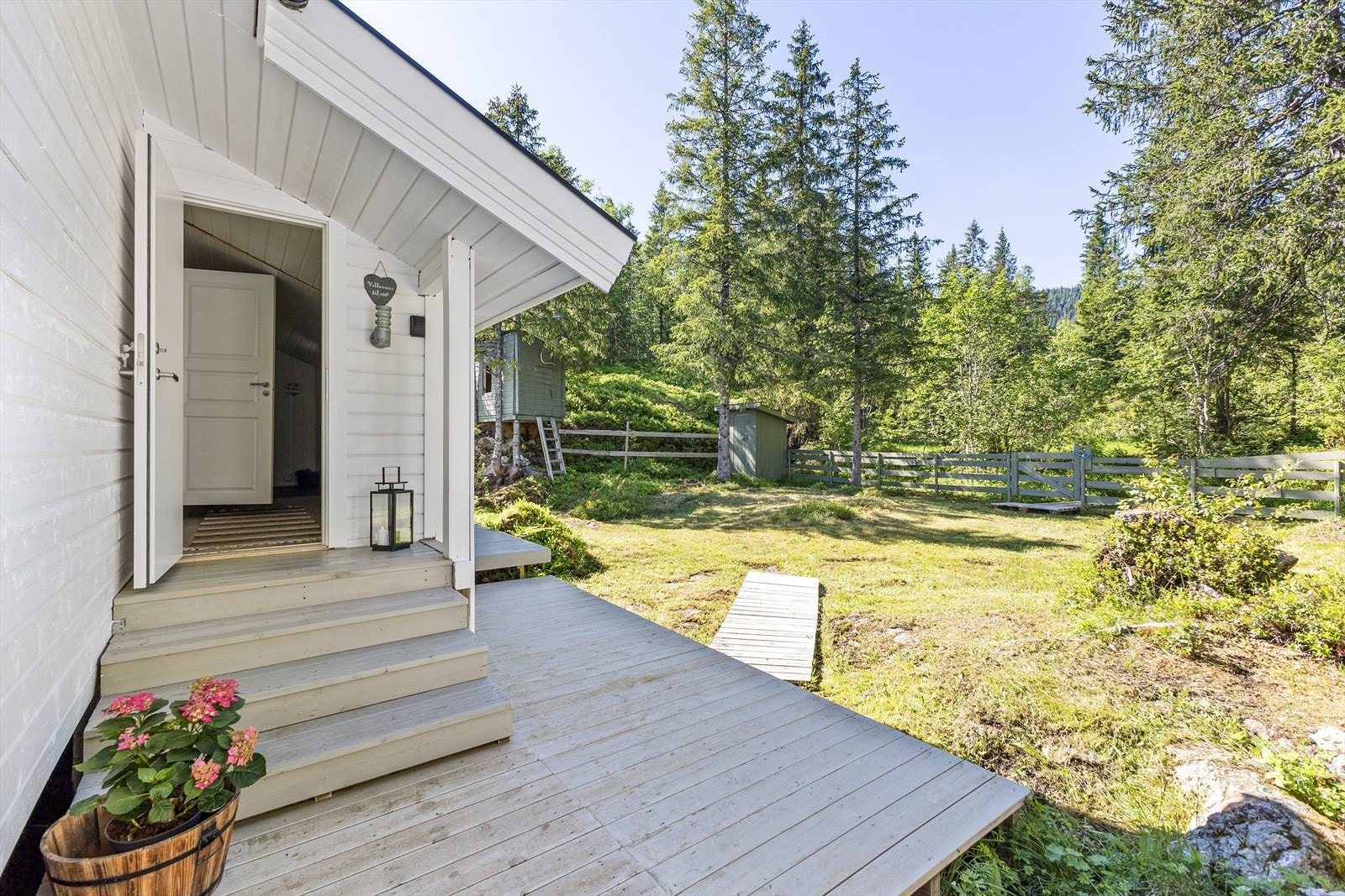 Entre. Eiendommen er noe inngjerdet. Galleribilde