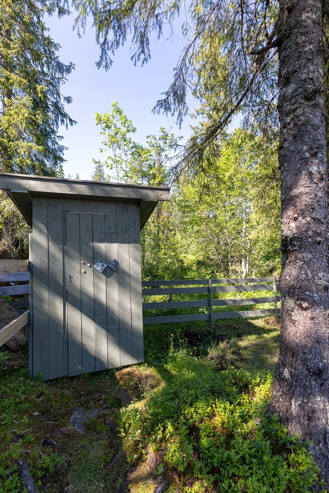 Pr. i dag, så er det utedo, men det er gjort forberedelser for å sette inn forbrenningstoalett der hovedinngangen er. Galleribilde