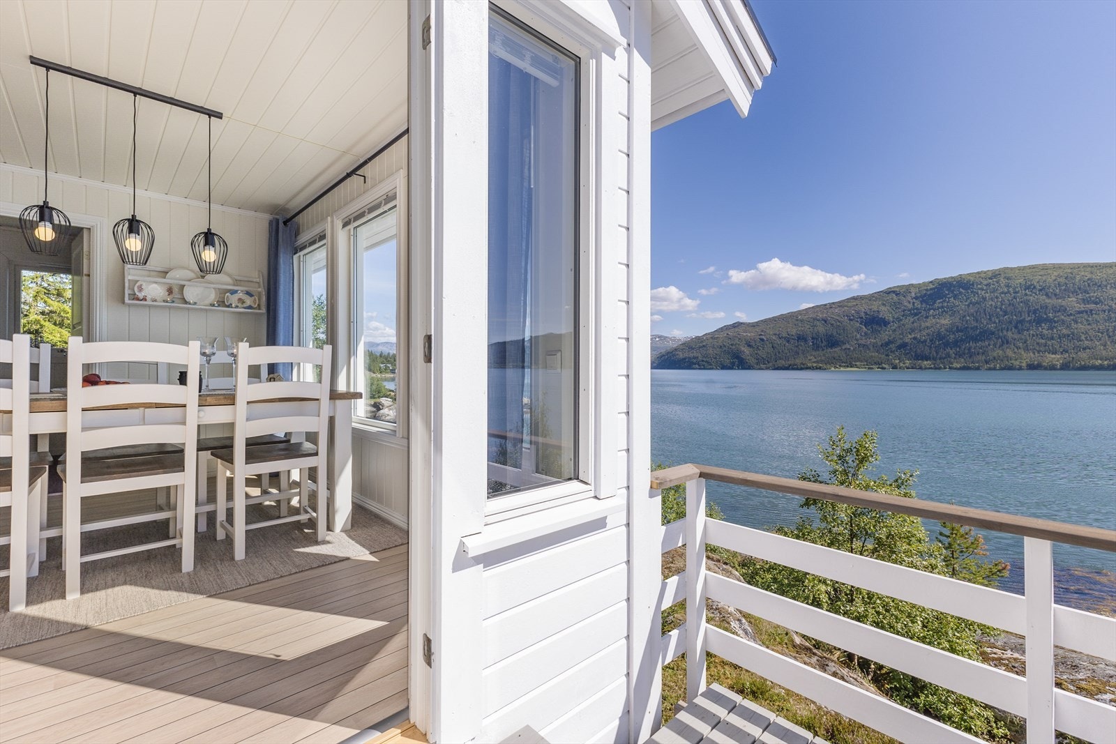 Utsikt og deler av spisestue. Galleribilde