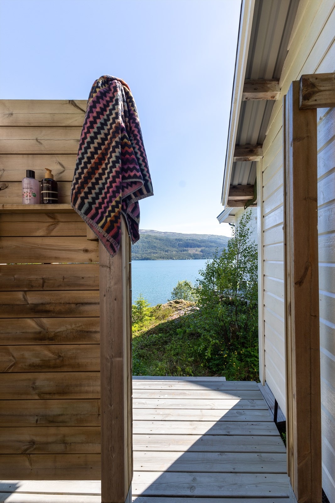 På baksiden av uthus er det en stor ute-dusj på ca. 3 m². Galleribilde