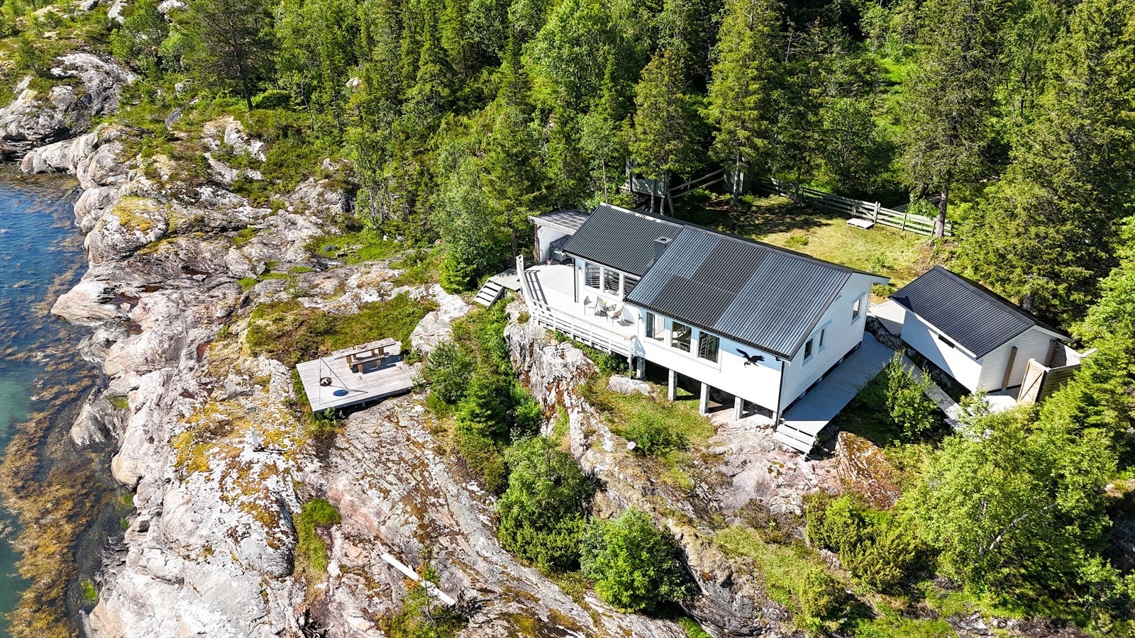"Her er det stille og nydelig utsikt. Samtidig er det fine turmuligheter i fjellet. Det går skogsvei opp til Brennbergan med fantastisk utsikt" Galleribilde